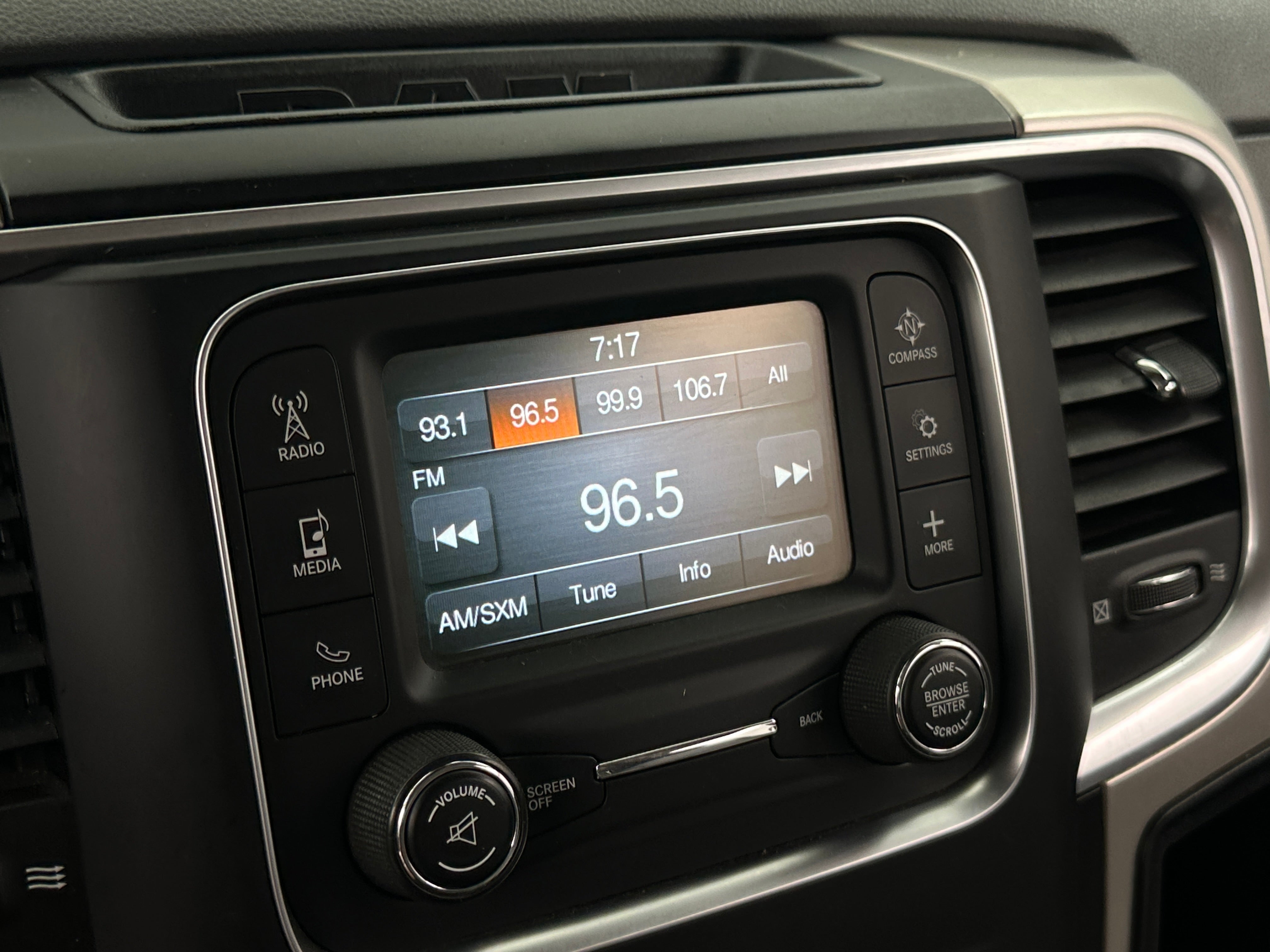 Thumbnail: 2019 RAM 1500 Classic - 4