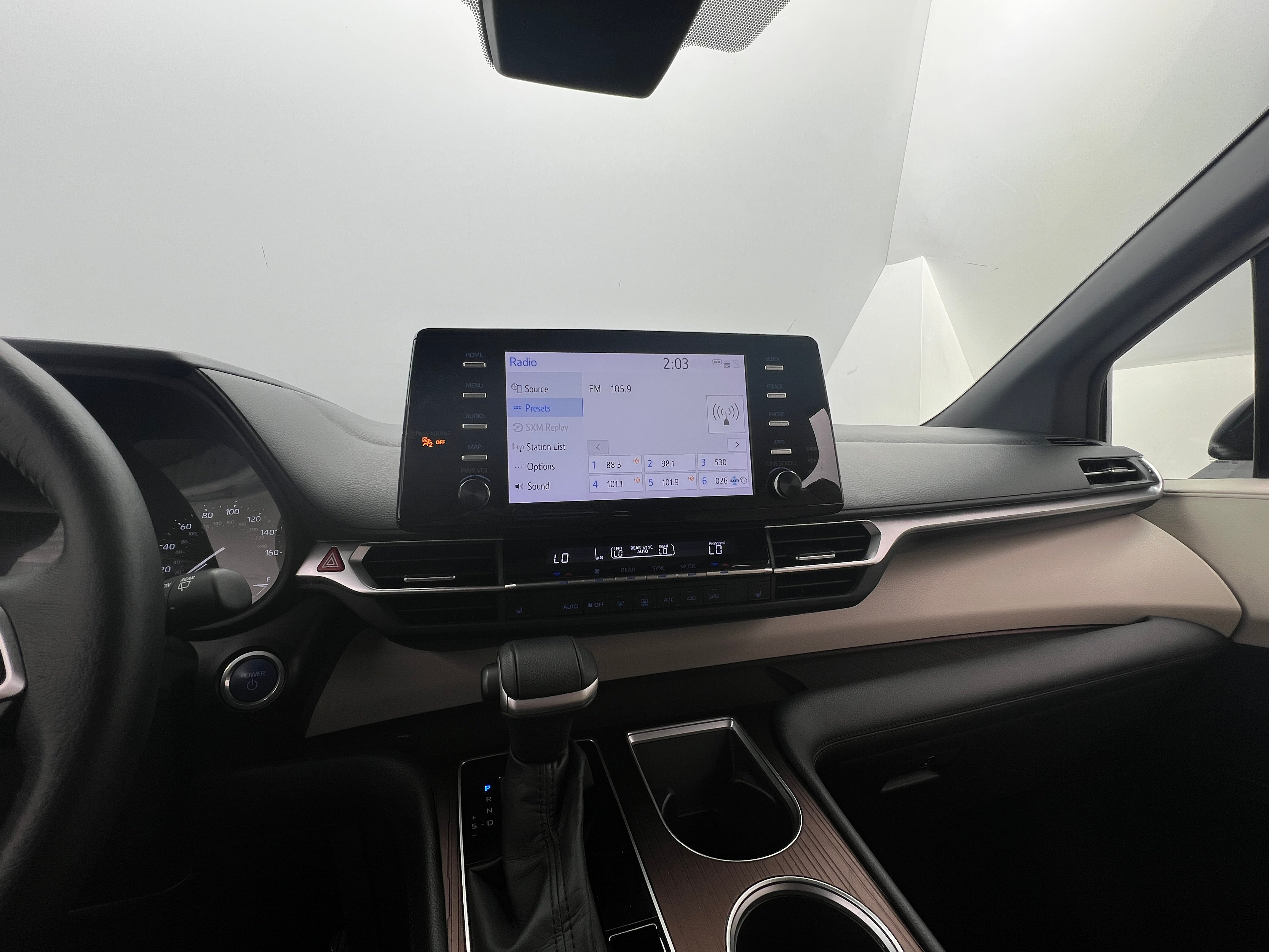 2022 Toyota Sienna XLE 3