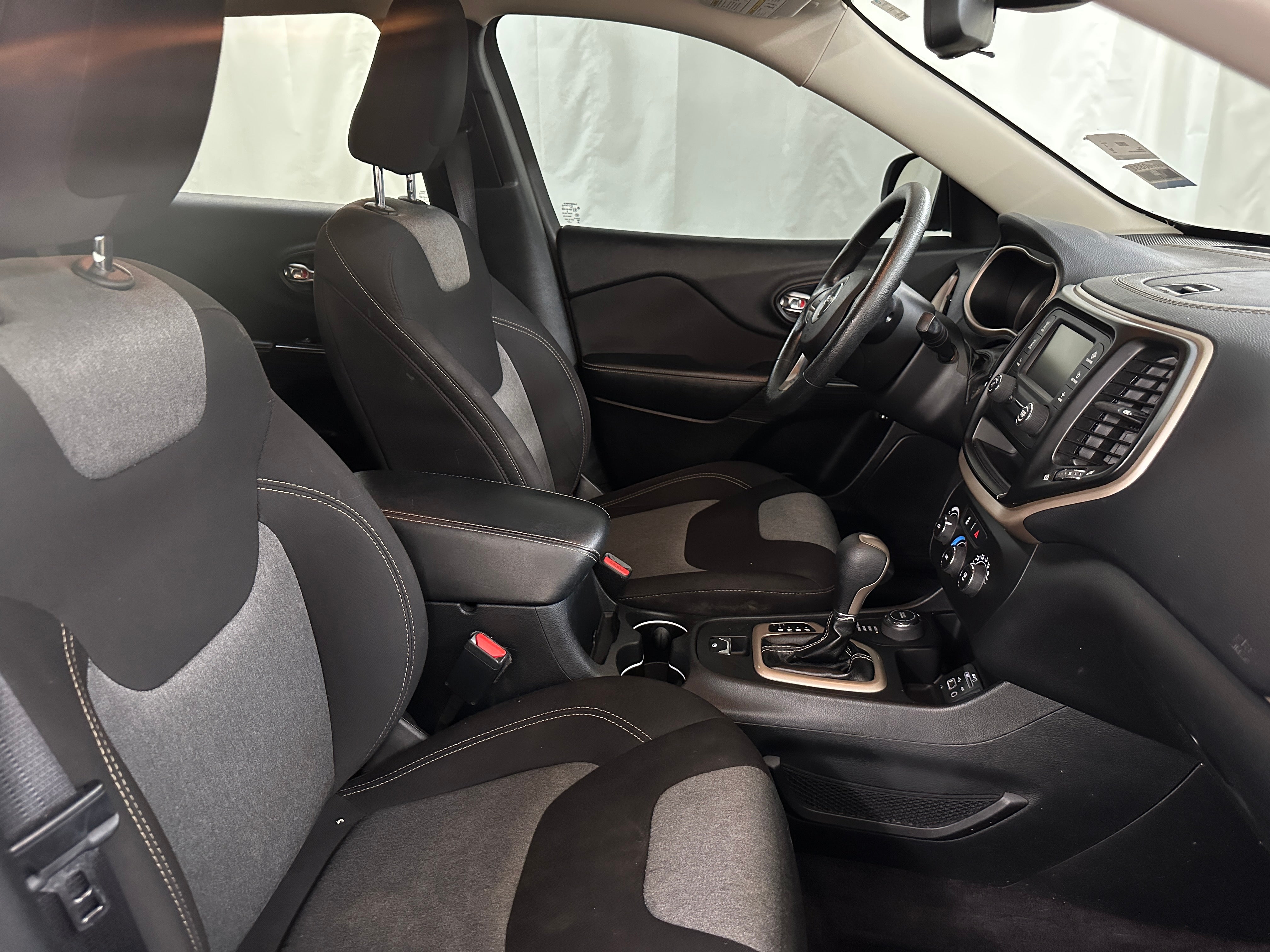 2016 Jeep Cherokee Sport 2