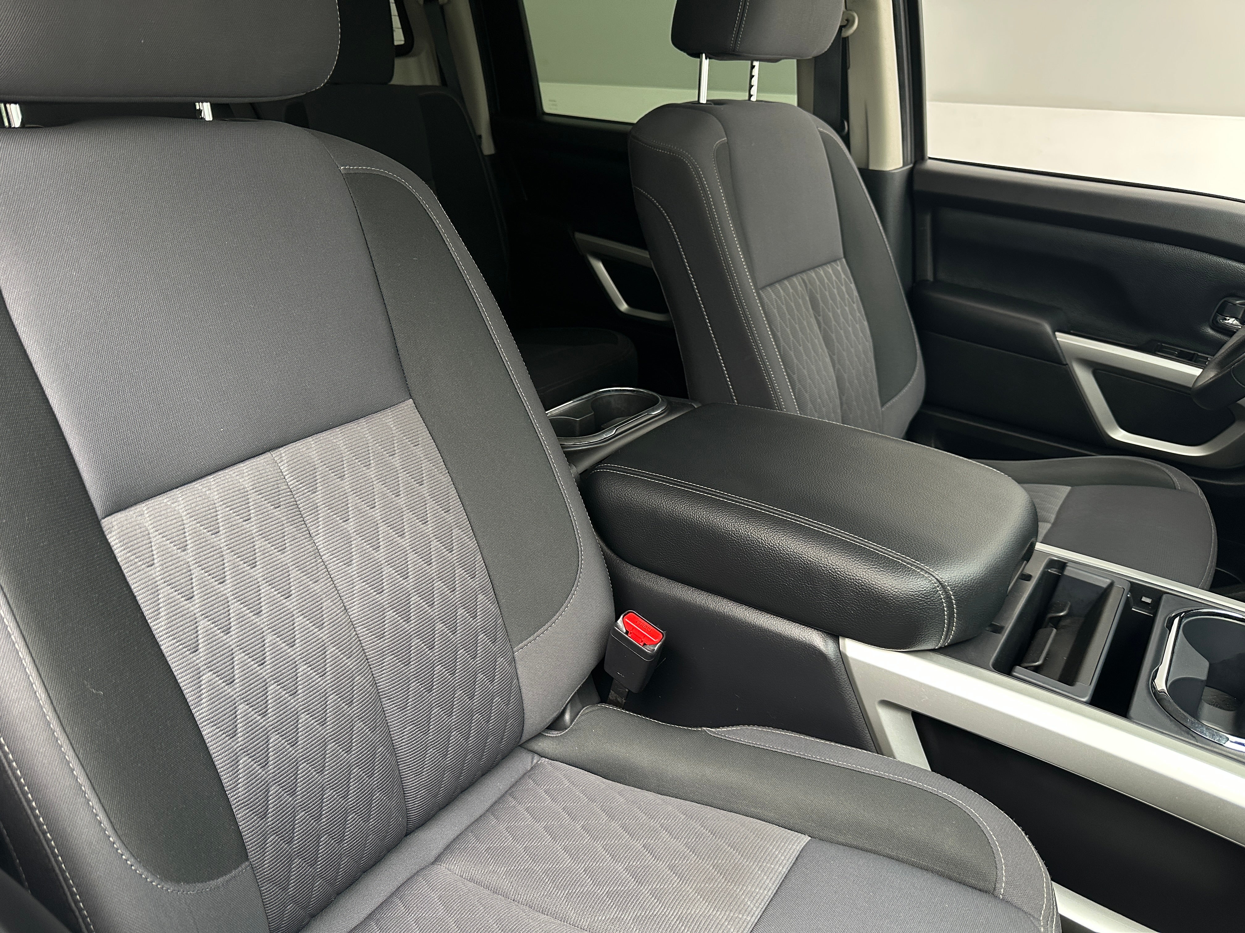 2021 Nissan Titan SV 2