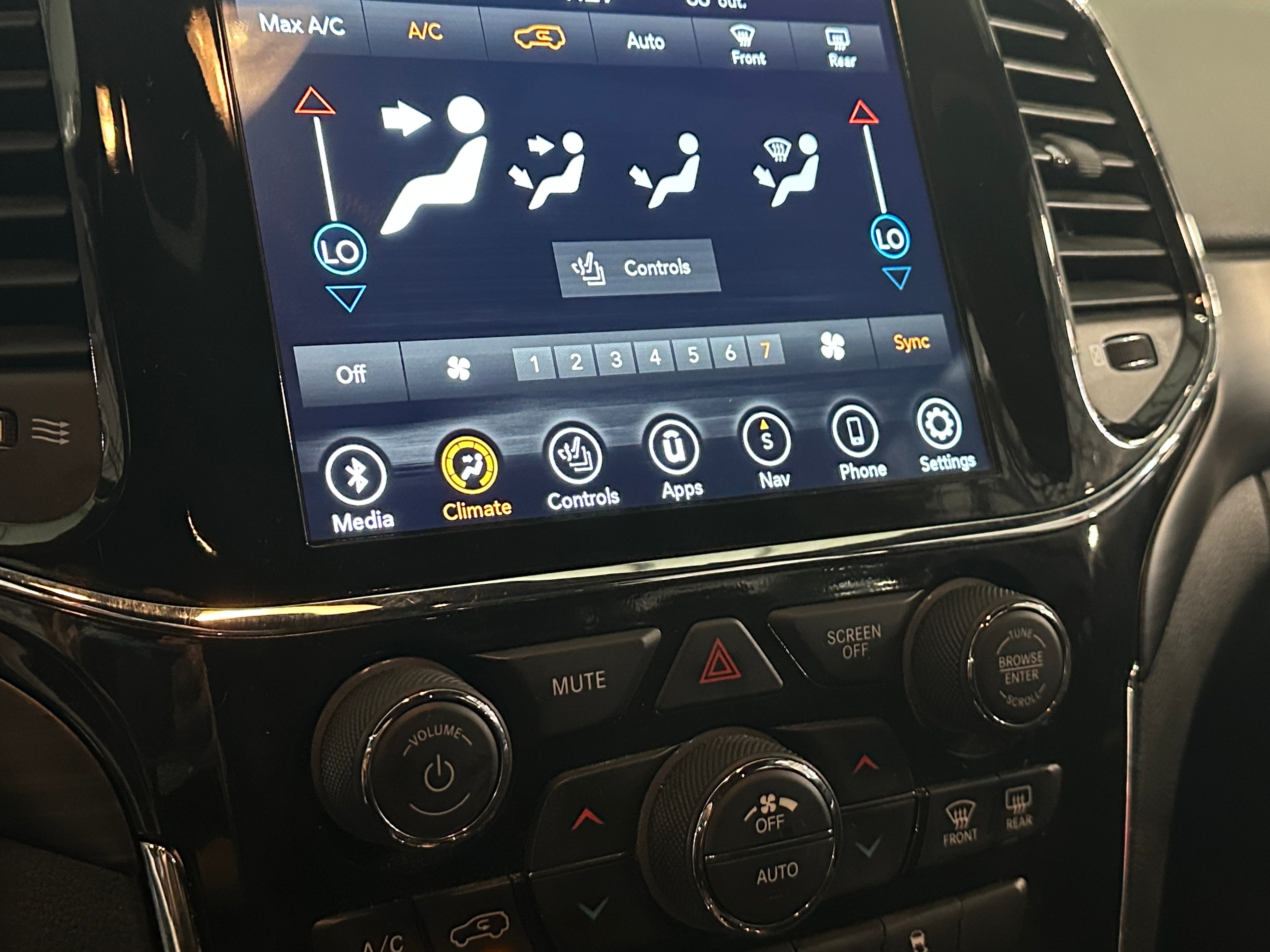 2022 Jeep Grand Cherokee Laredo 3