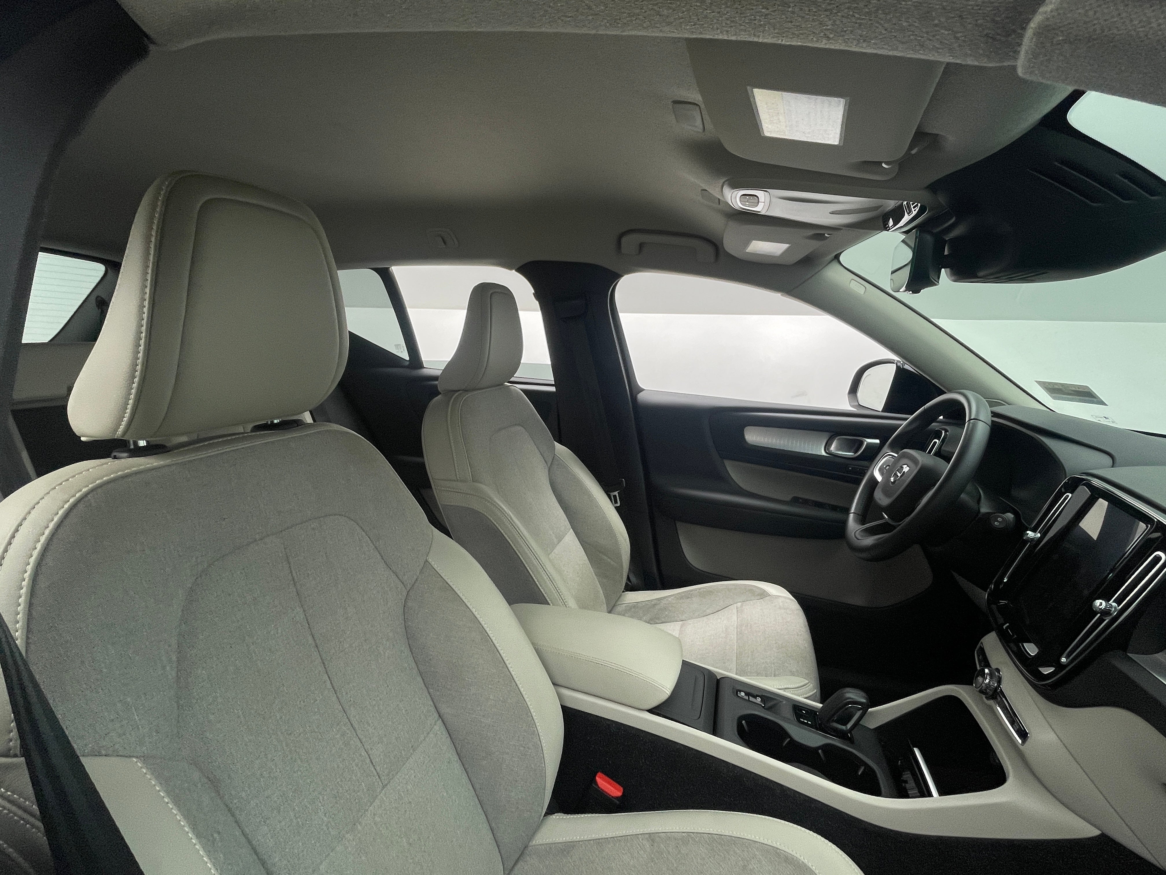 2020 Volvo XC40 T4 Momentum 2