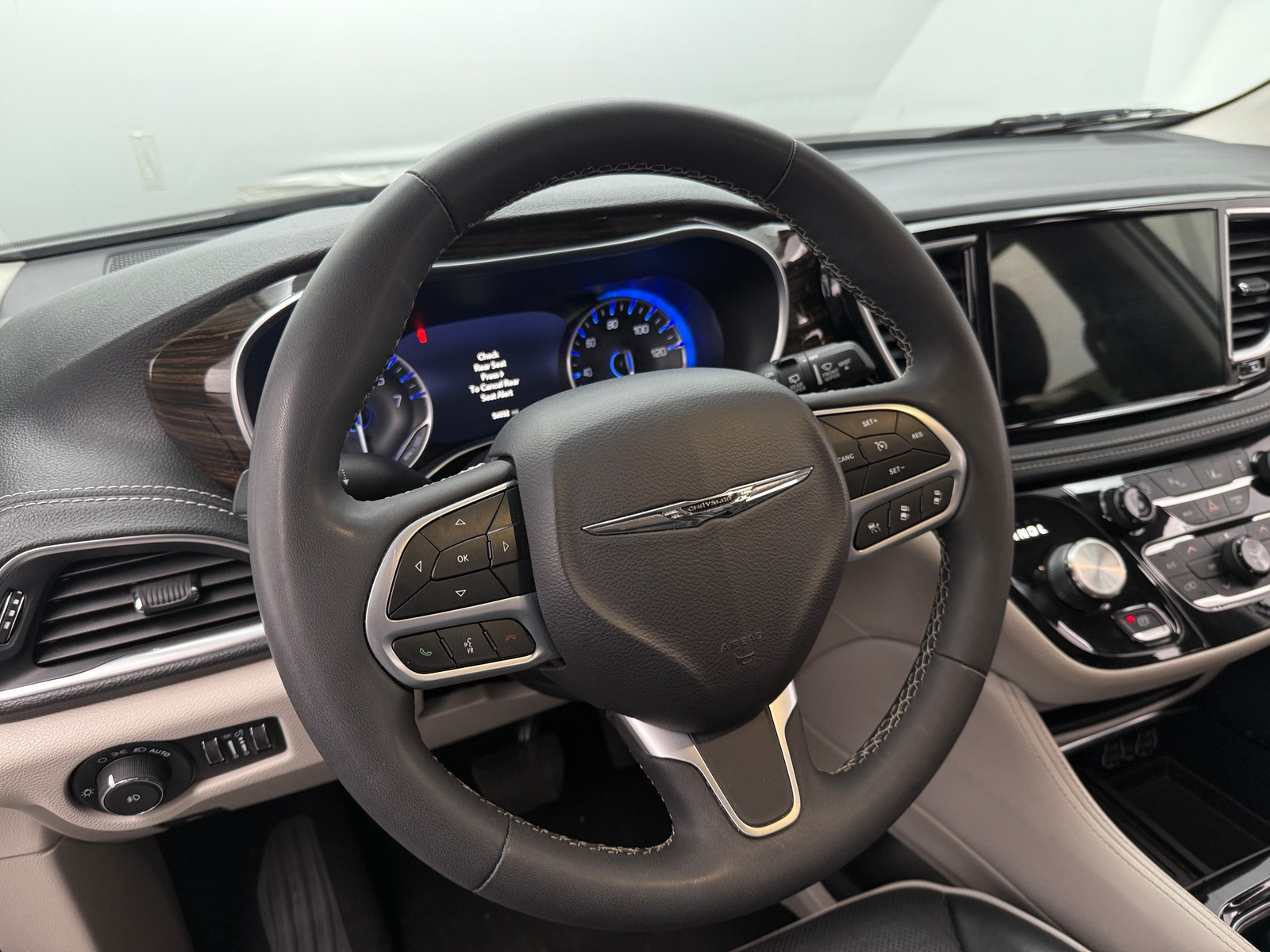 Thumbnail: 2023 Chrysler Pacifica - 4