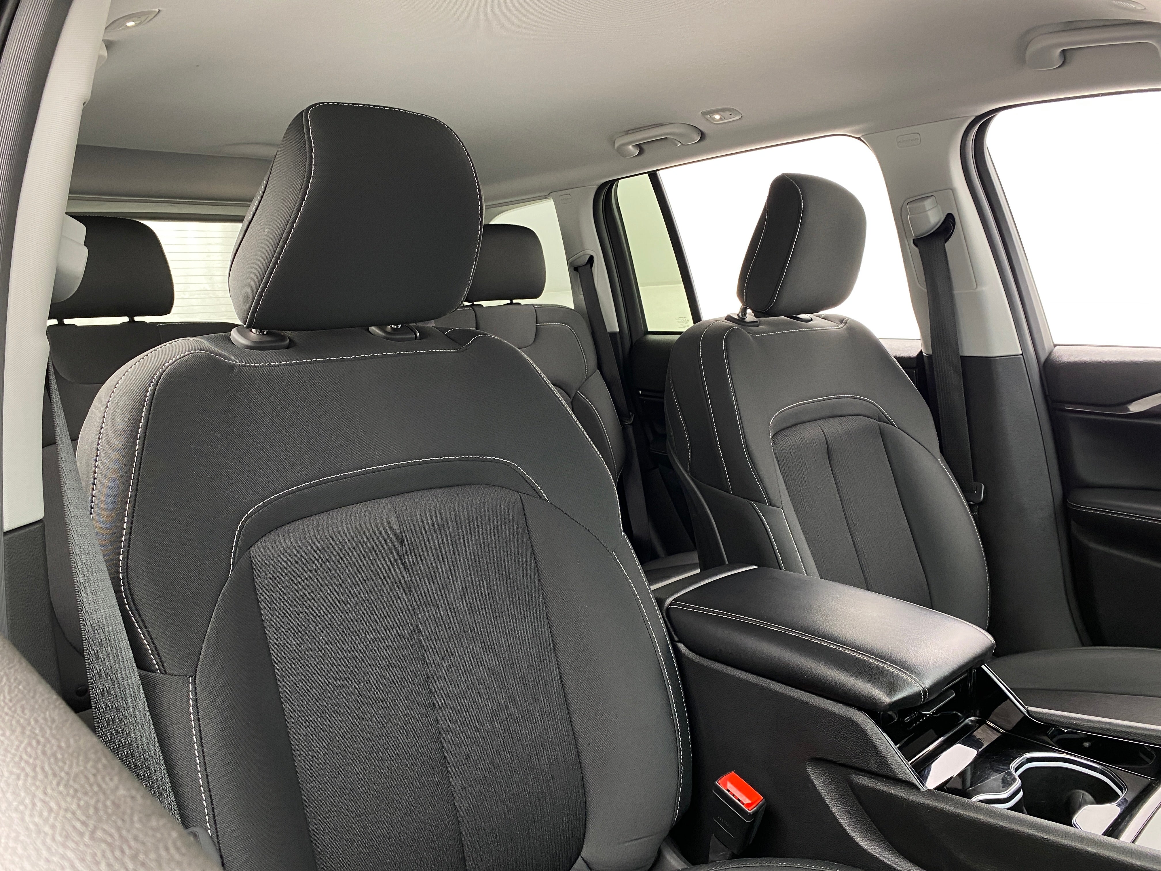2022 Jeep Grand Cherokee Laredo 2