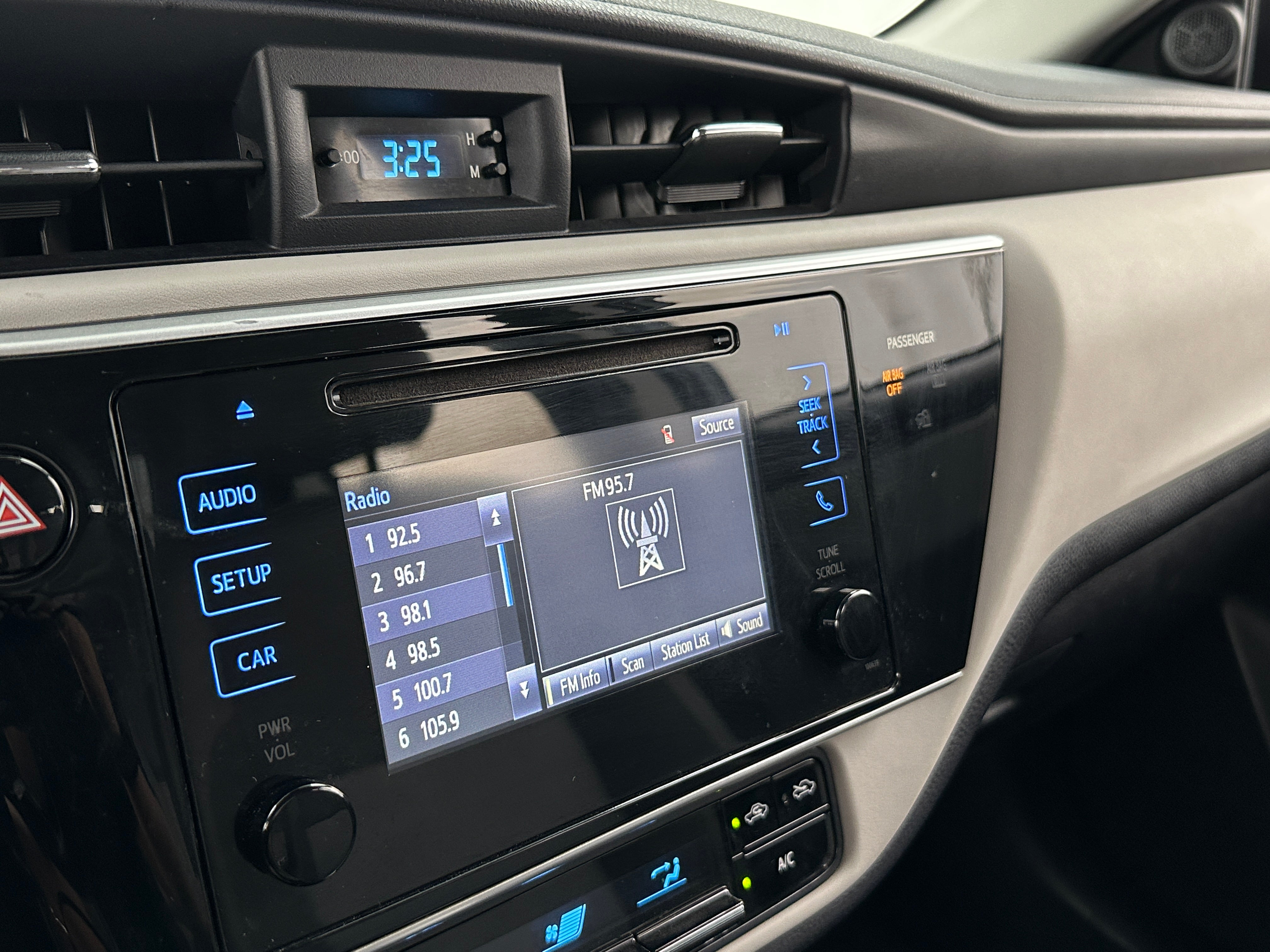 2017 Toyota Corolla LE 4