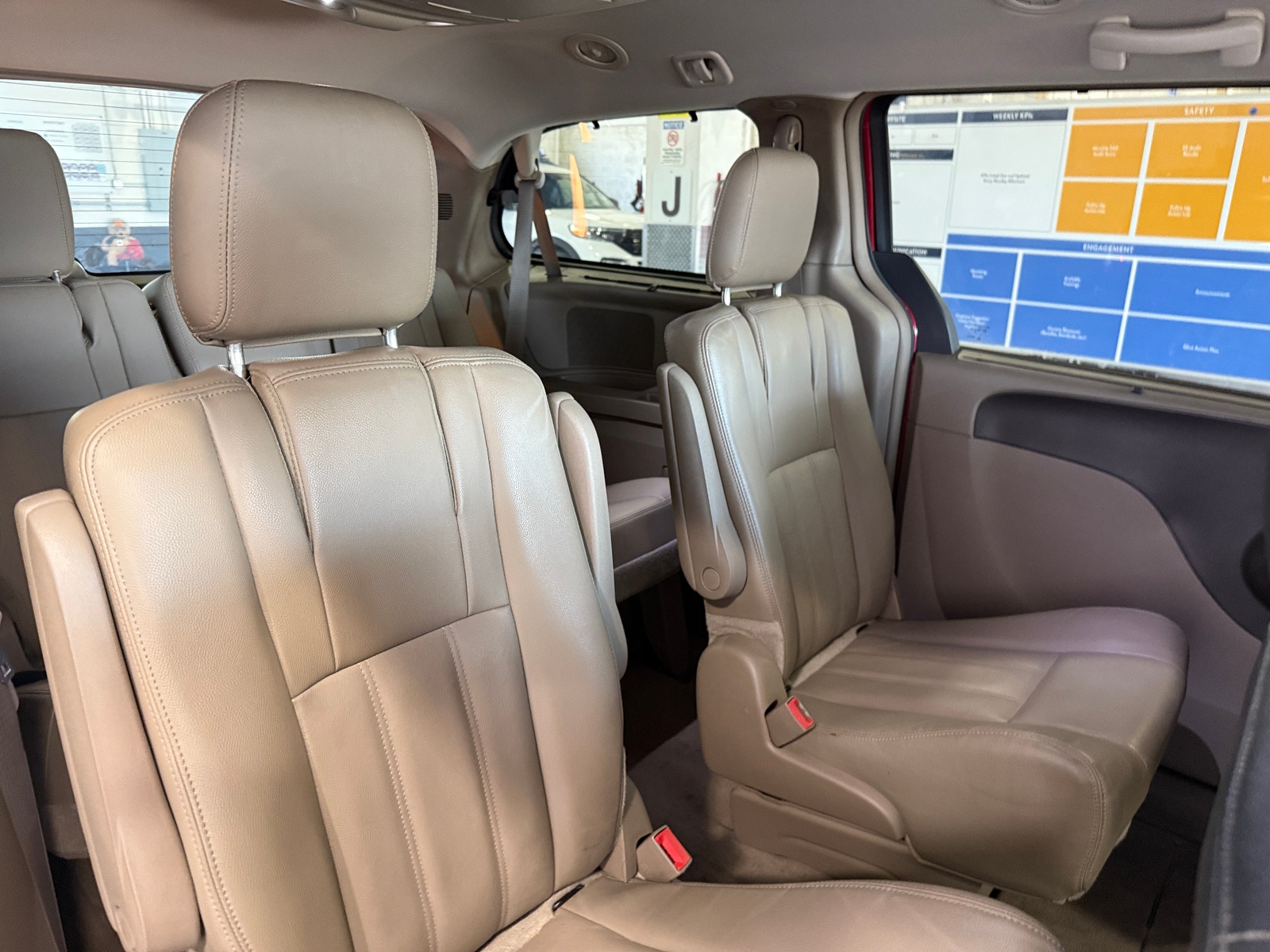 Thumbnail: 2016 Chrysler Town & Country - 5