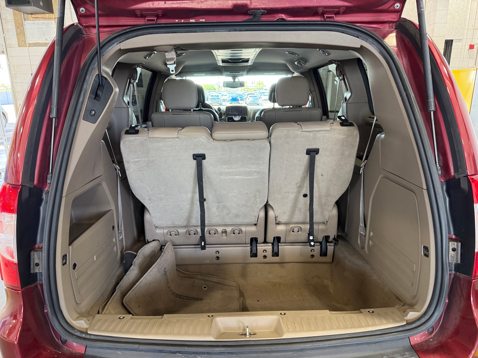 Thumbnail: 2016 Chrysler Town & Country - 6