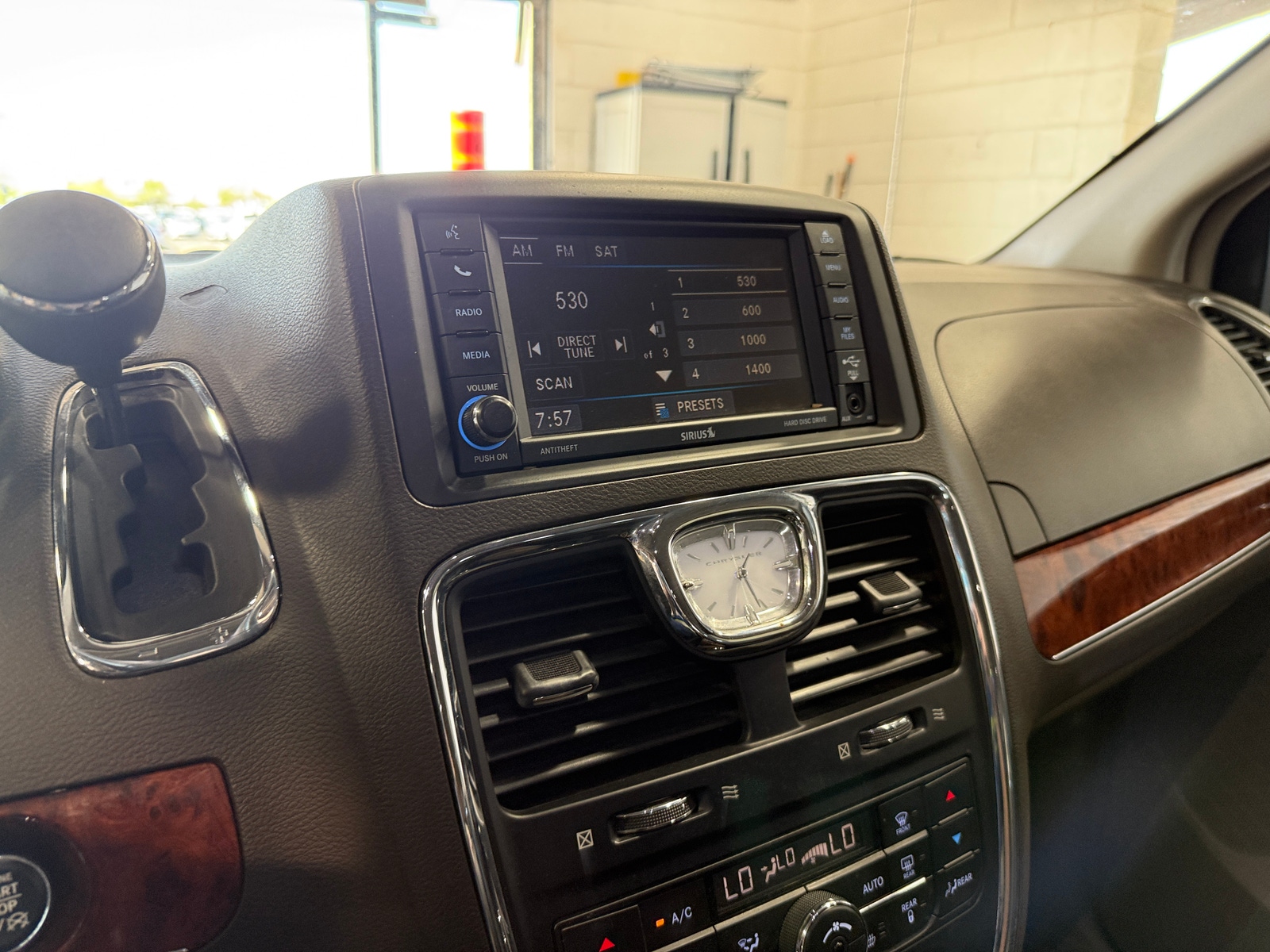Thumbnail: 2016 Chrysler Town & Country - 3