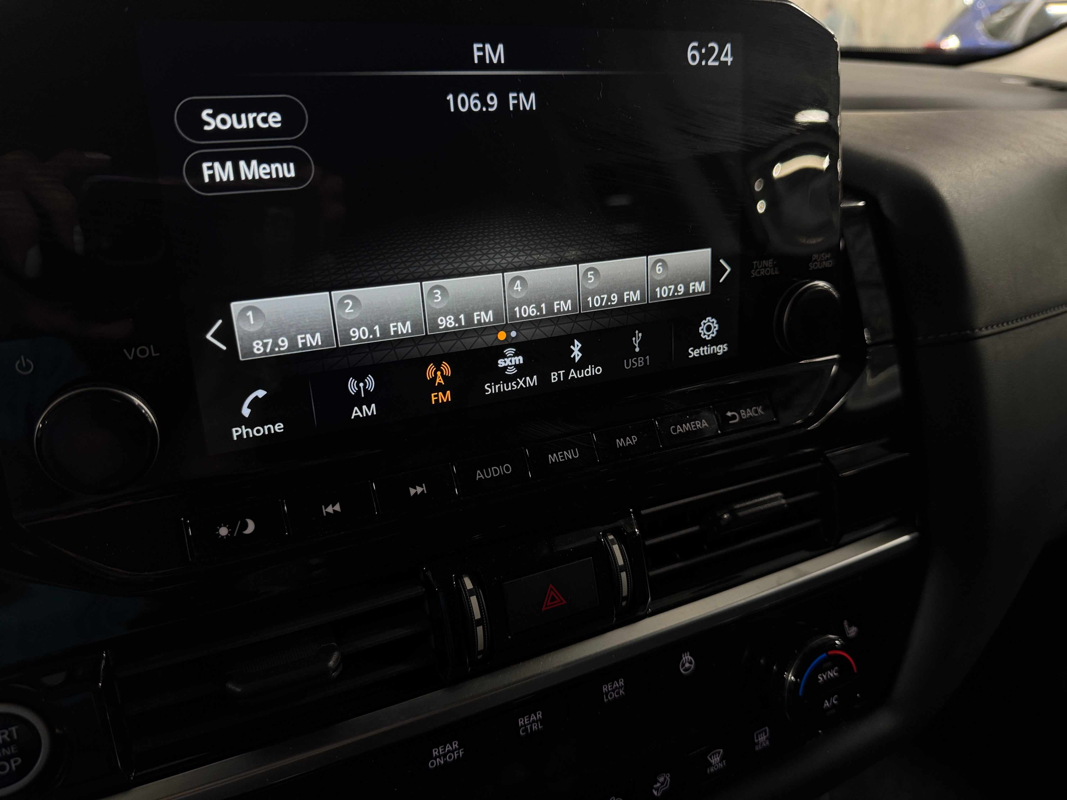 2024 Nissan Pathfinder SL 3