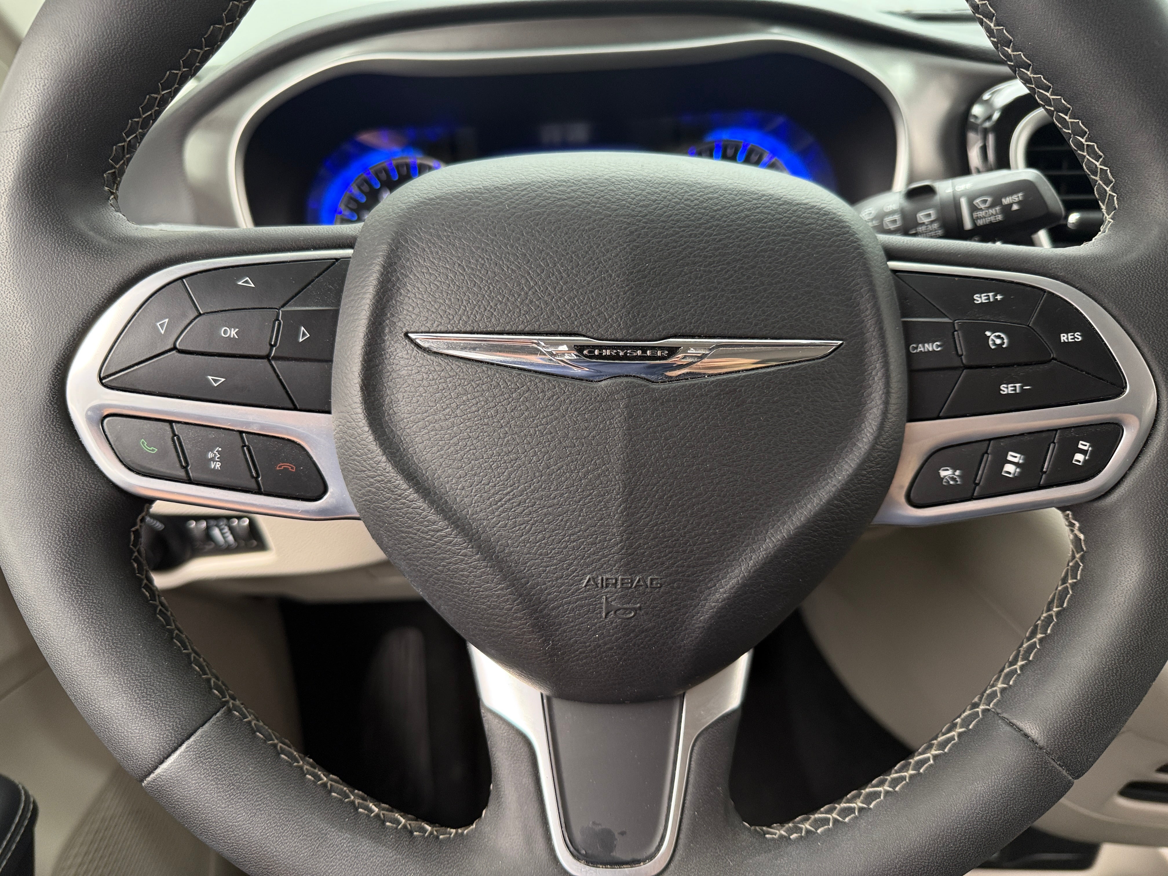 2023 Chrysler Pacifica Touring L 4