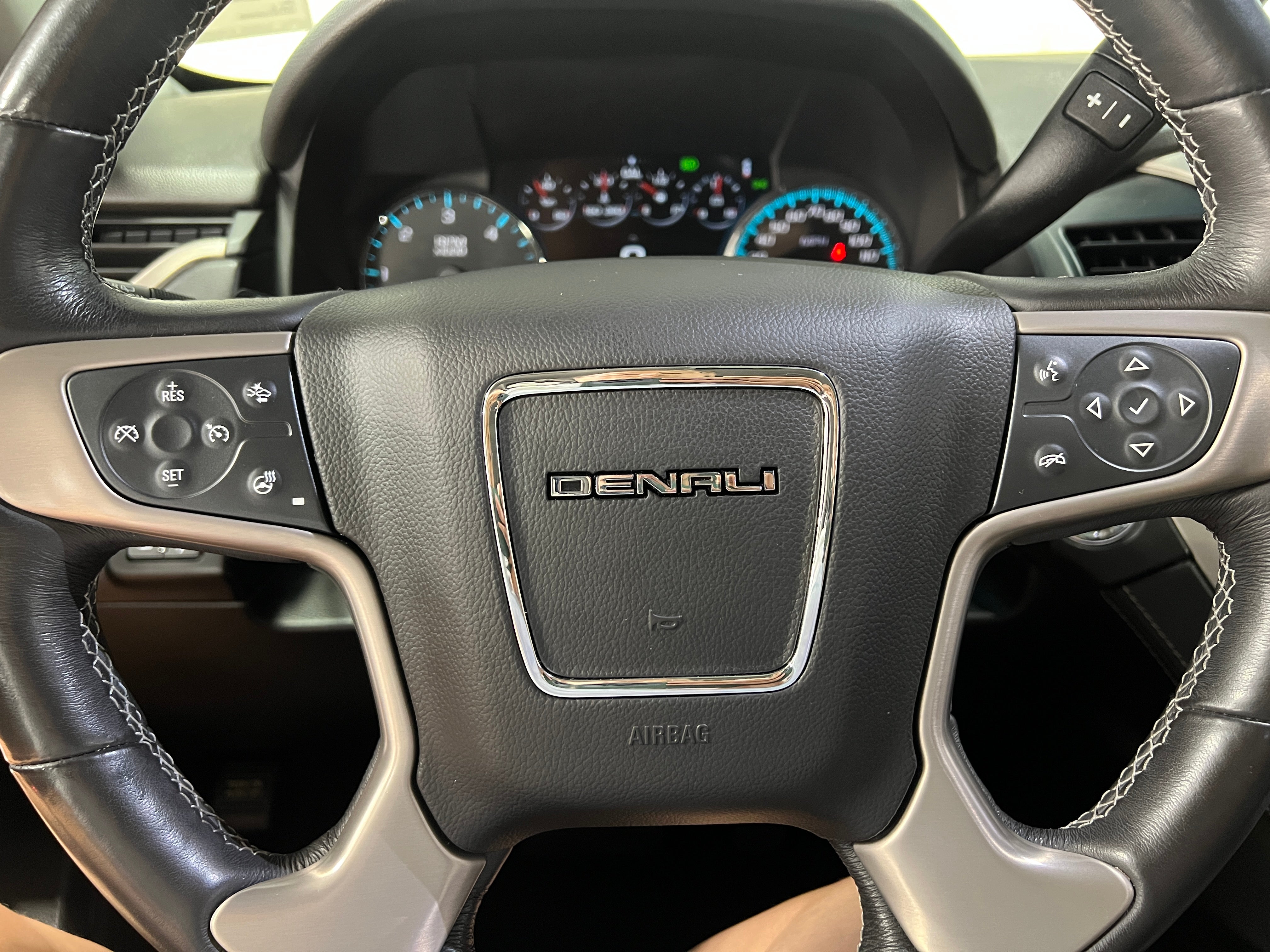 2018 GMC Yukon XL Denali 4