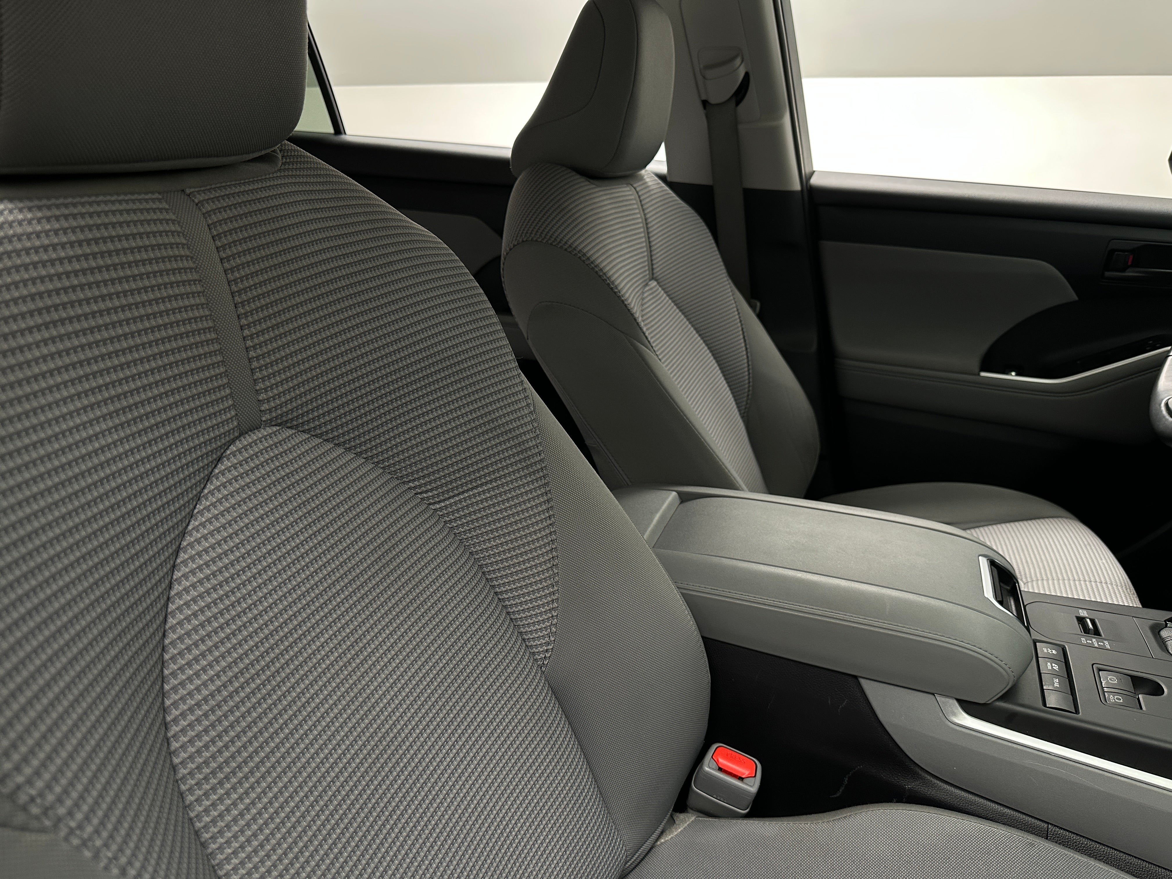 2022 Toyota Highlander LE 2