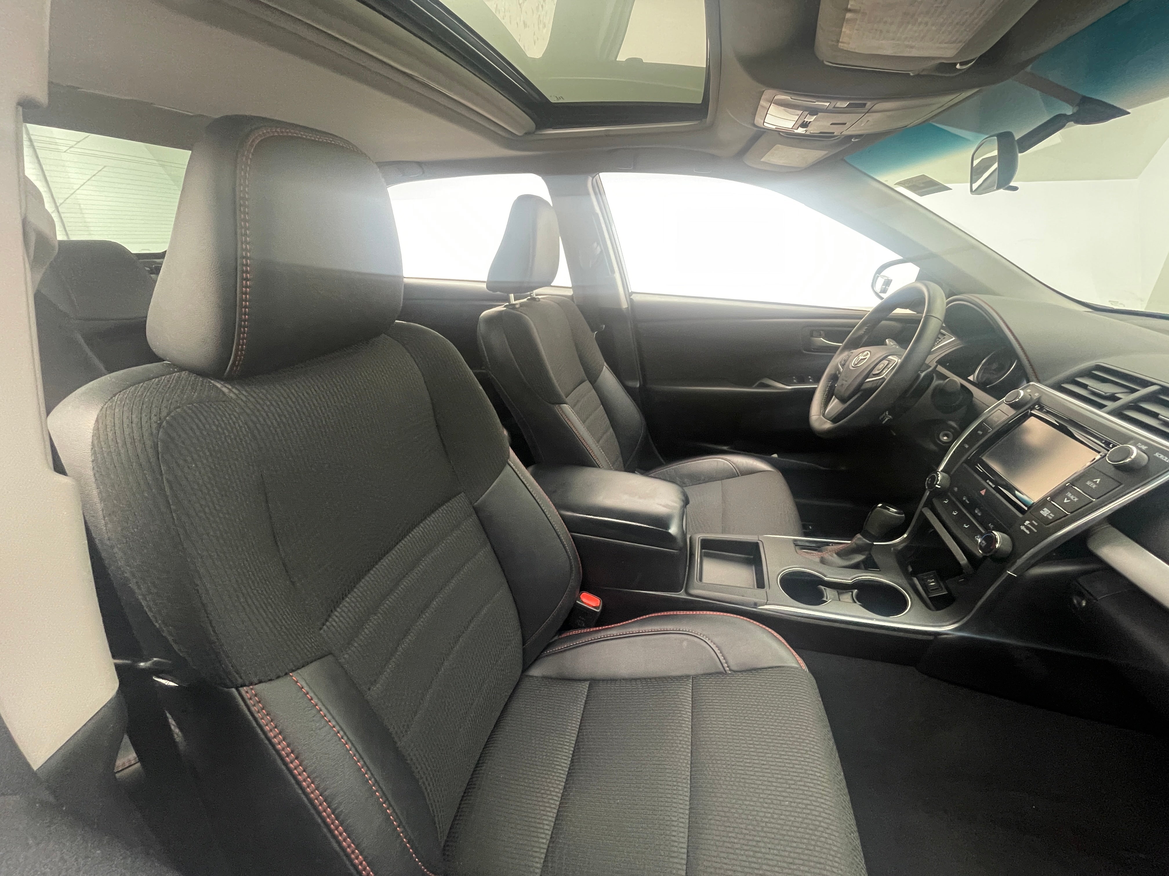 2017 Toyota Camry SE 2