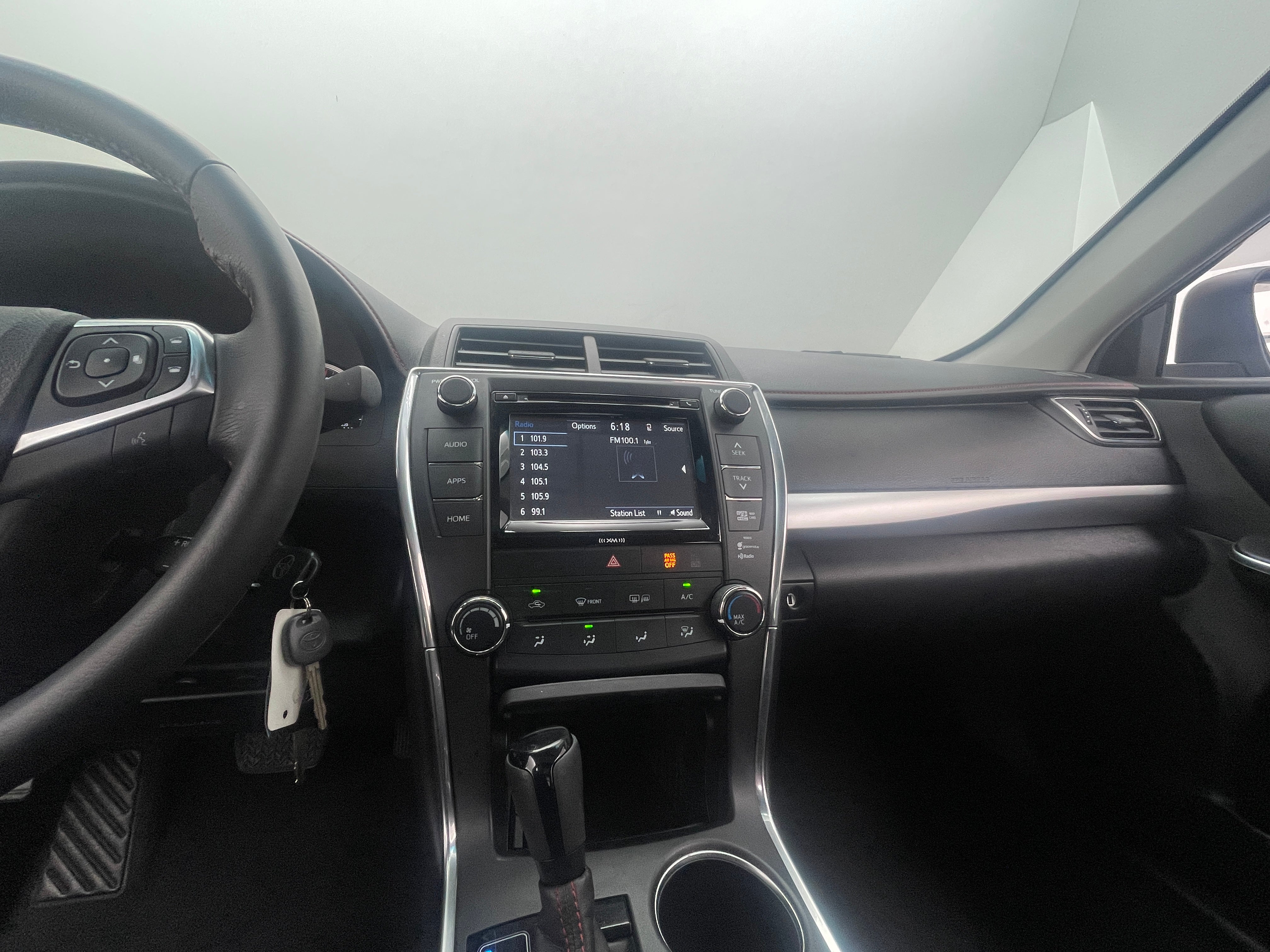 2017 Toyota Camry SE 4
