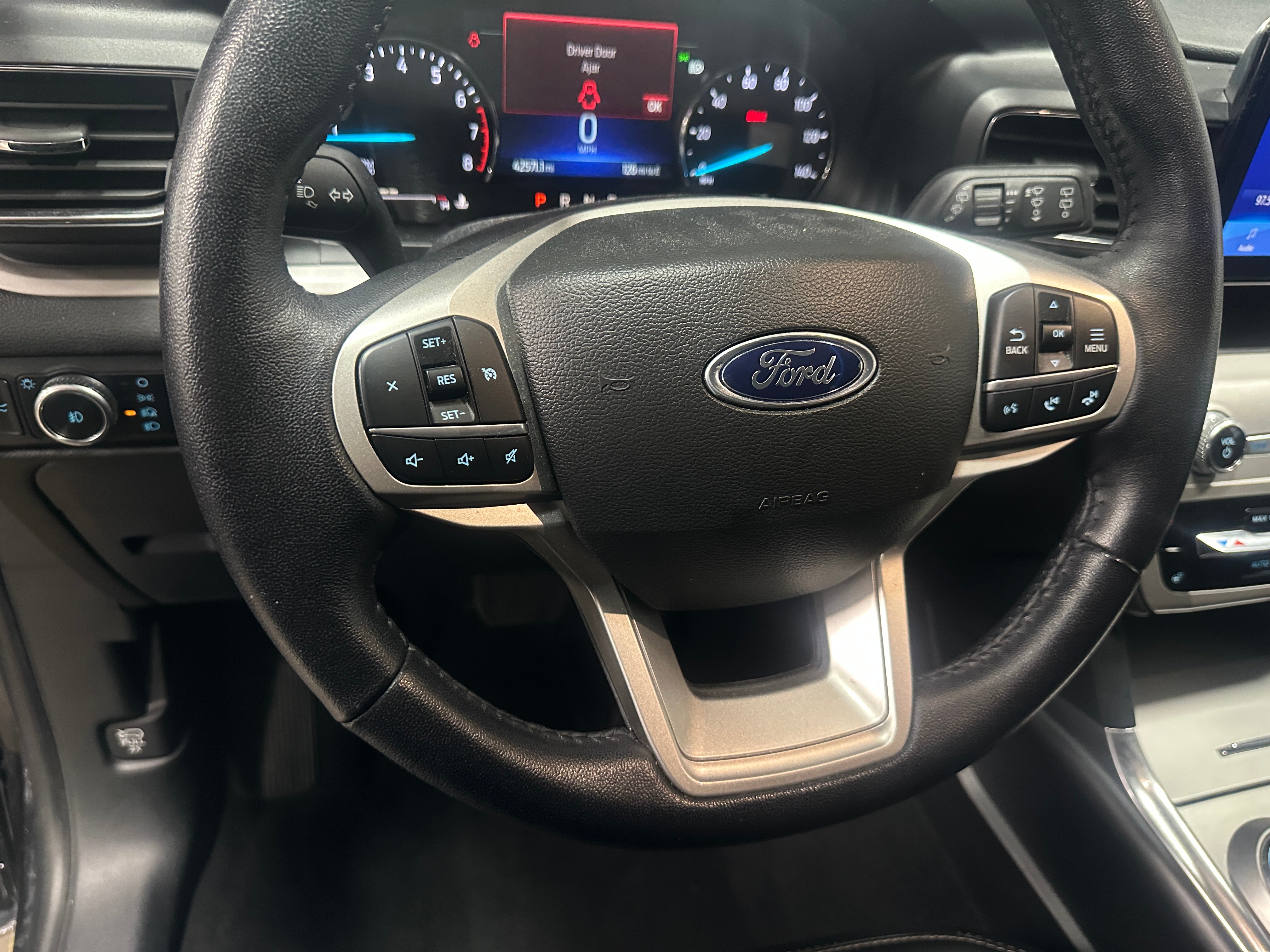 2023 Ford Explorer XLT 4