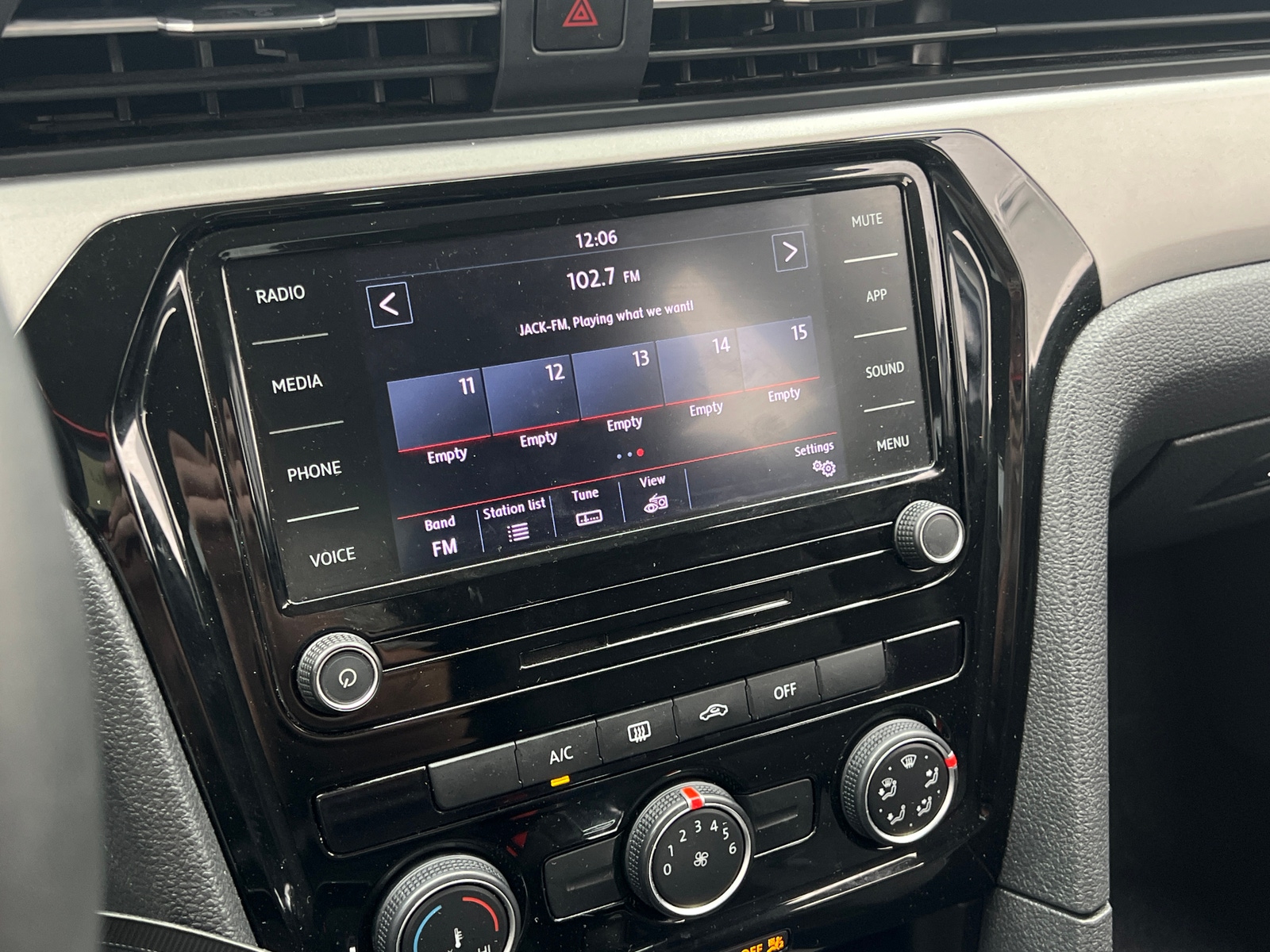 Thumbnail: 2021 Volkswagen Passat - 4
