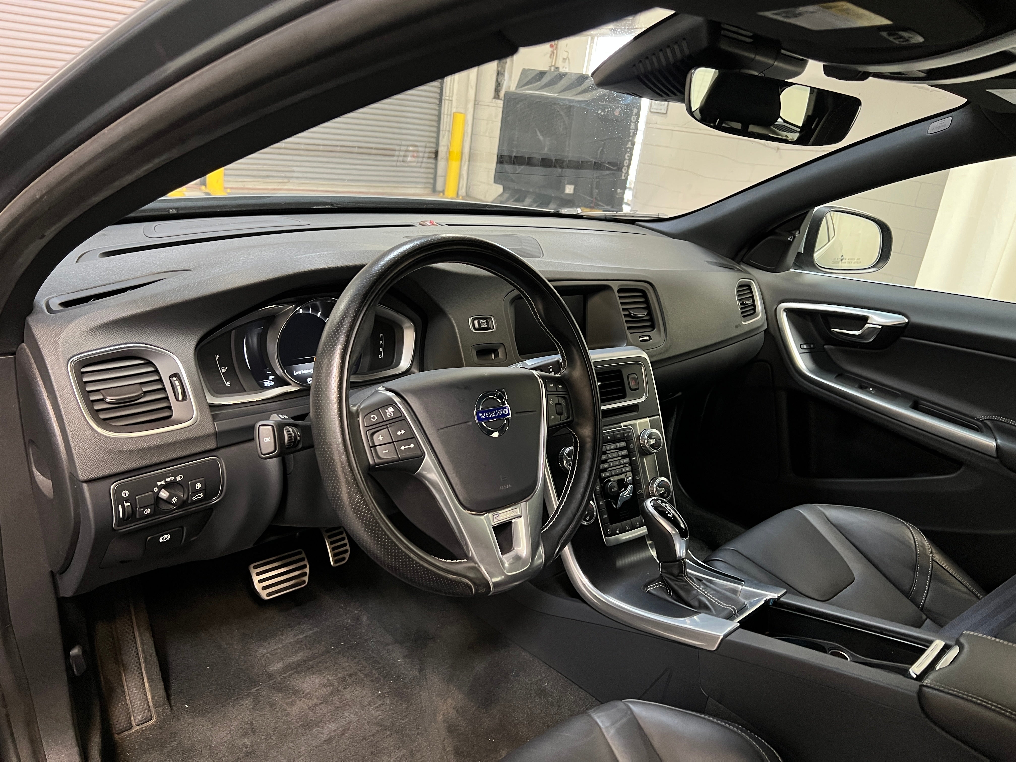 2018 Volvo V60 T6 R-Design 2