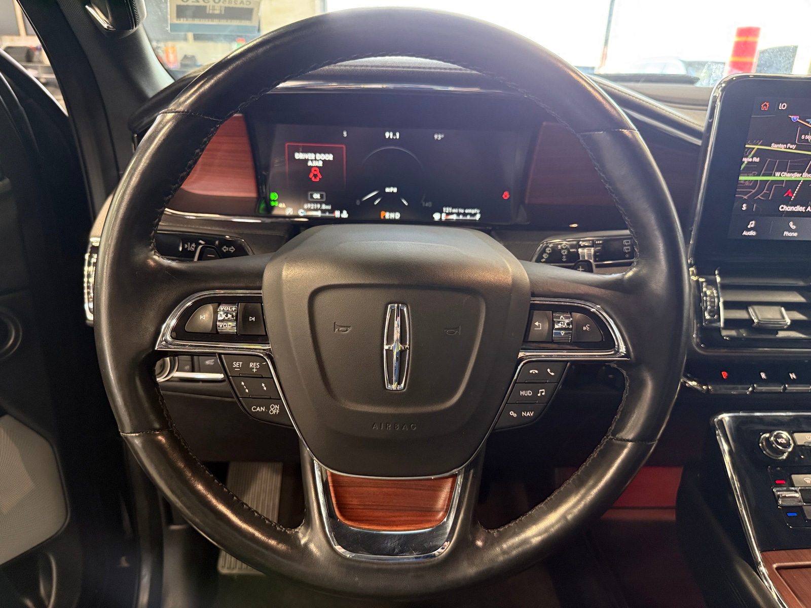 Thumbnail: 2021 Lincoln Navigator L - 4