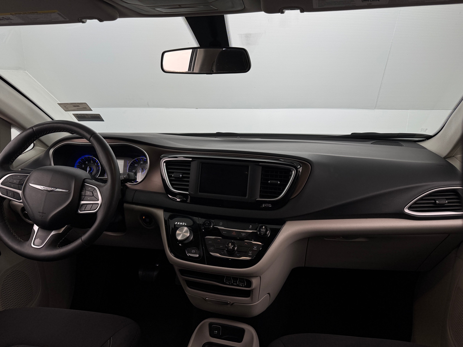 Thumbnail: 2022 Chrysler Voyager - 3