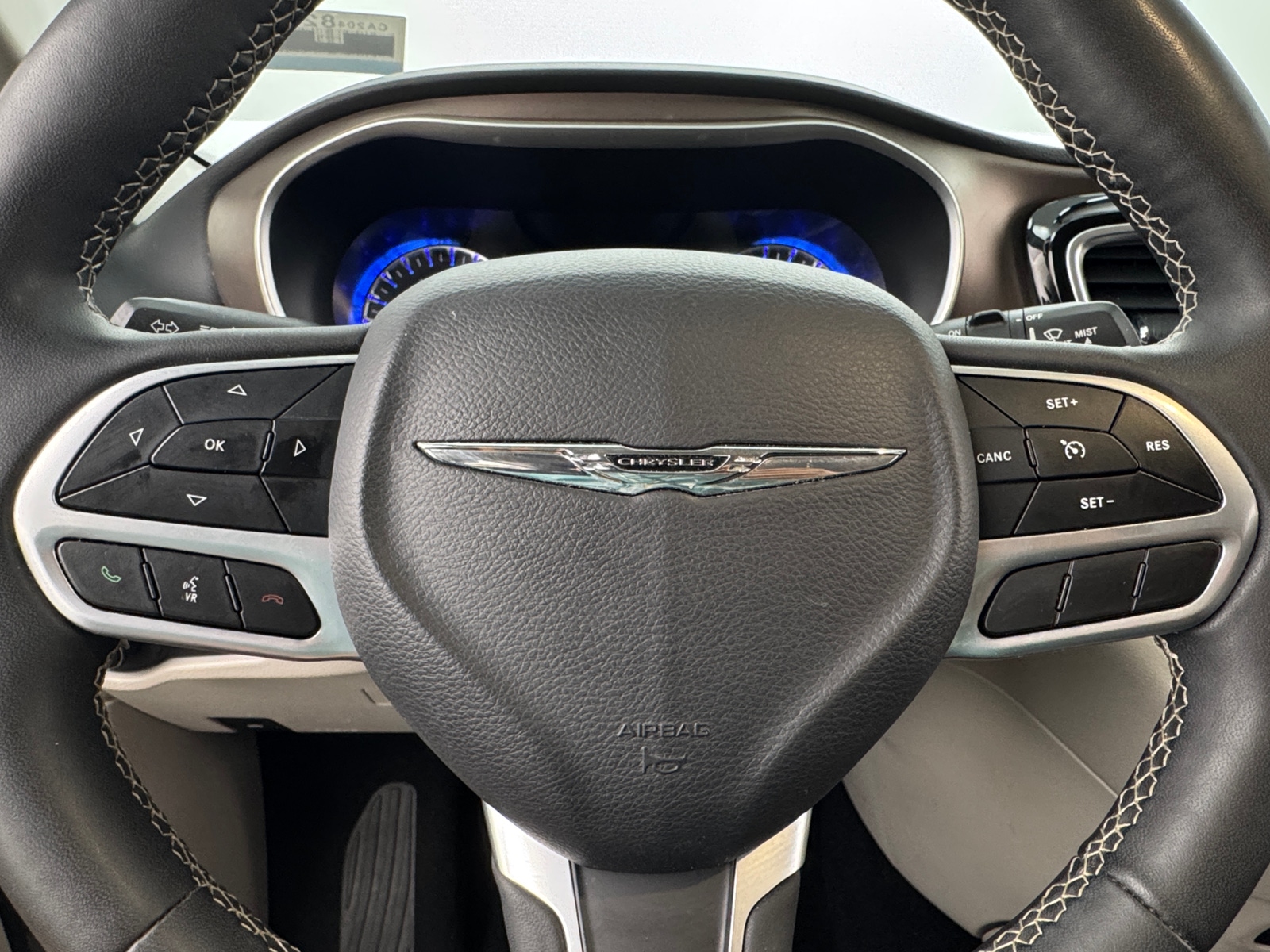 Thumbnail: 2022 Chrysler Voyager - 5