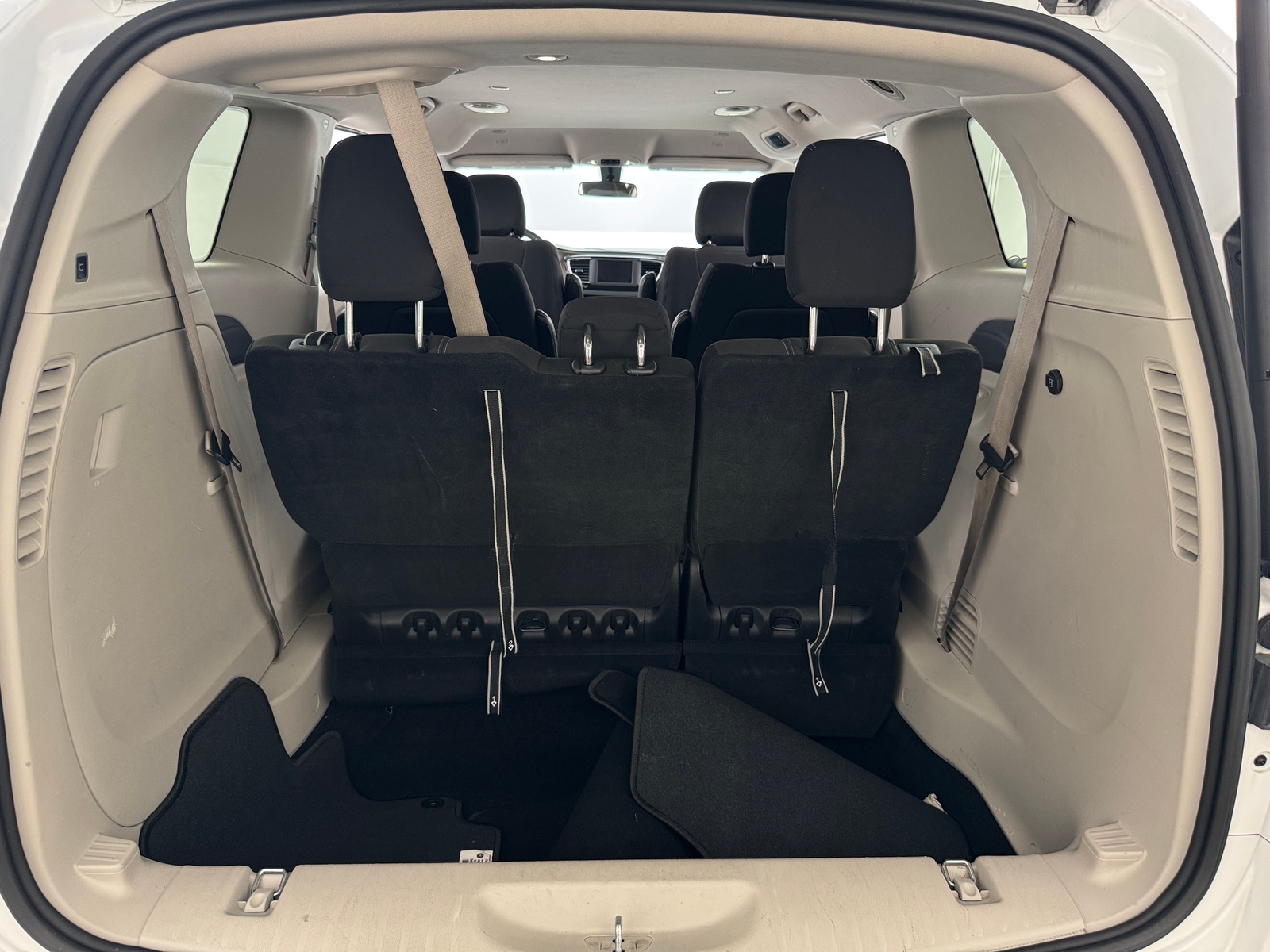 Thumbnail: 2022 Chrysler Voyager - 7