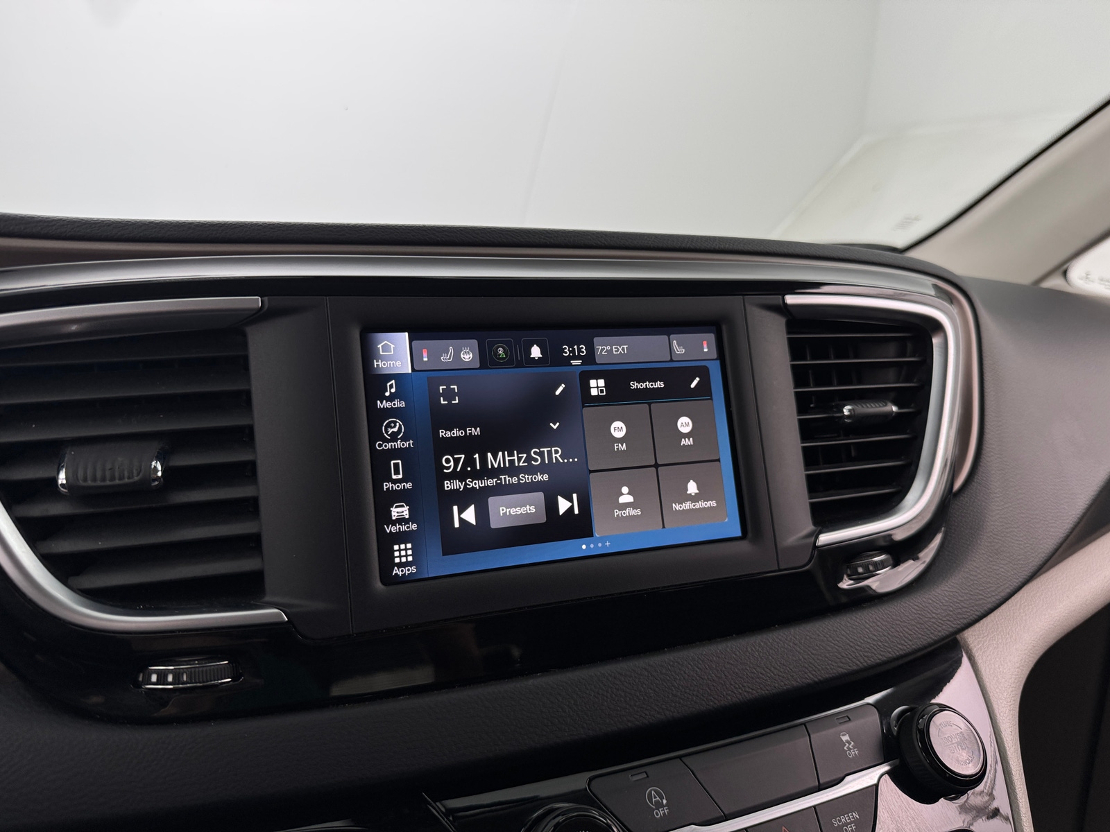 Thumbnail: 2022 Chrysler Voyager - 4