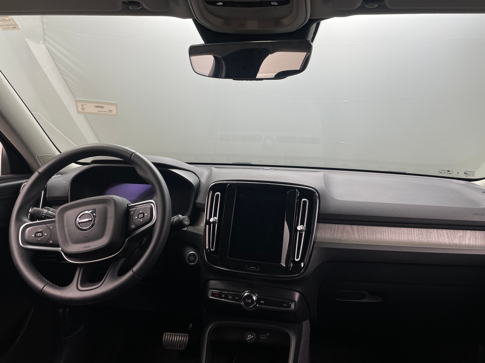 Thumbnail: 2023 Volvo XC40 - 2