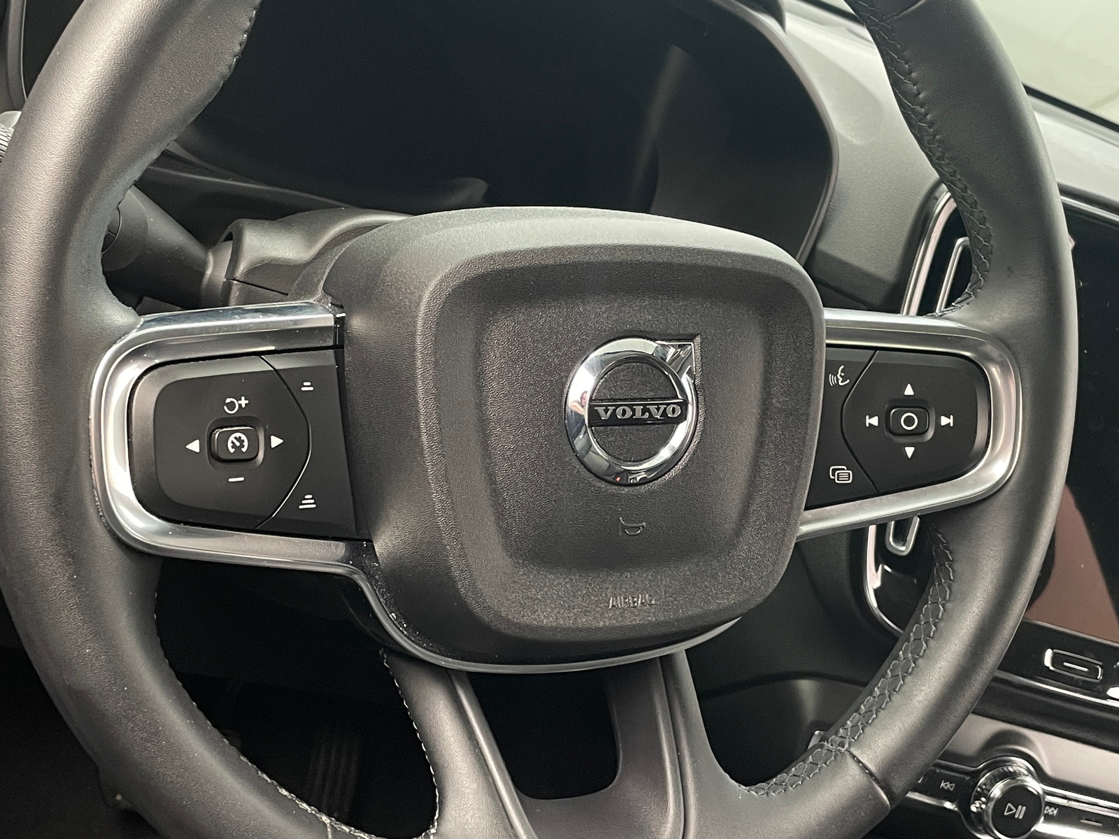 Thumbnail: 2023 Volvo XC40 - 4