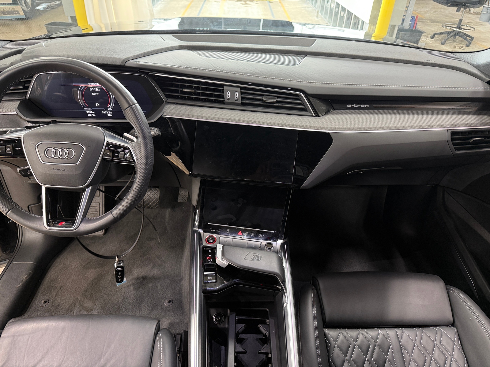 Thumbnail: 2023 Audi e-tron S - 2