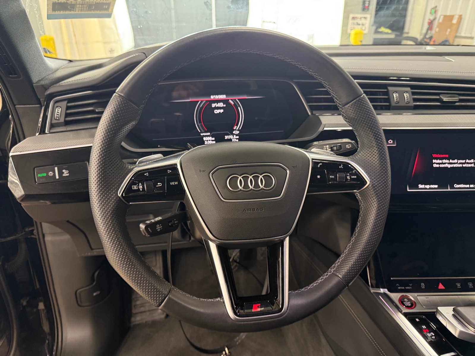 Thumbnail: 2023 Audi e-tron S - 4
