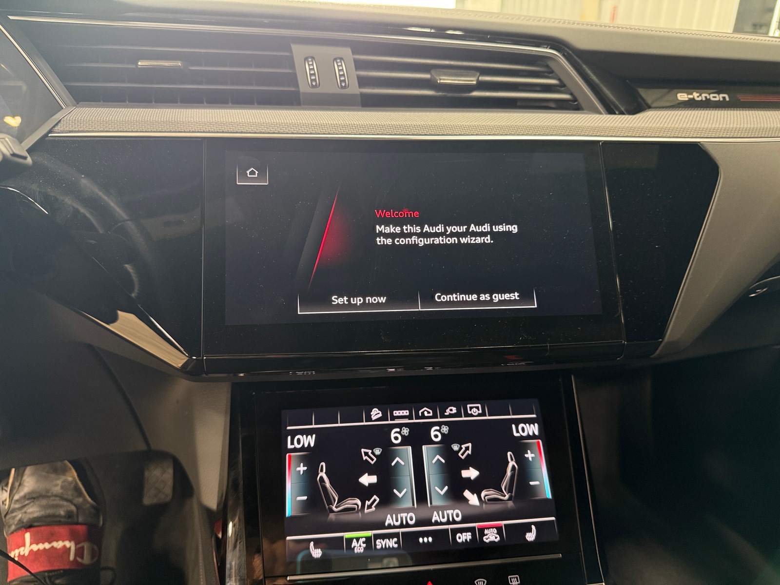 Thumbnail: 2023 Audi e-tron S - 3