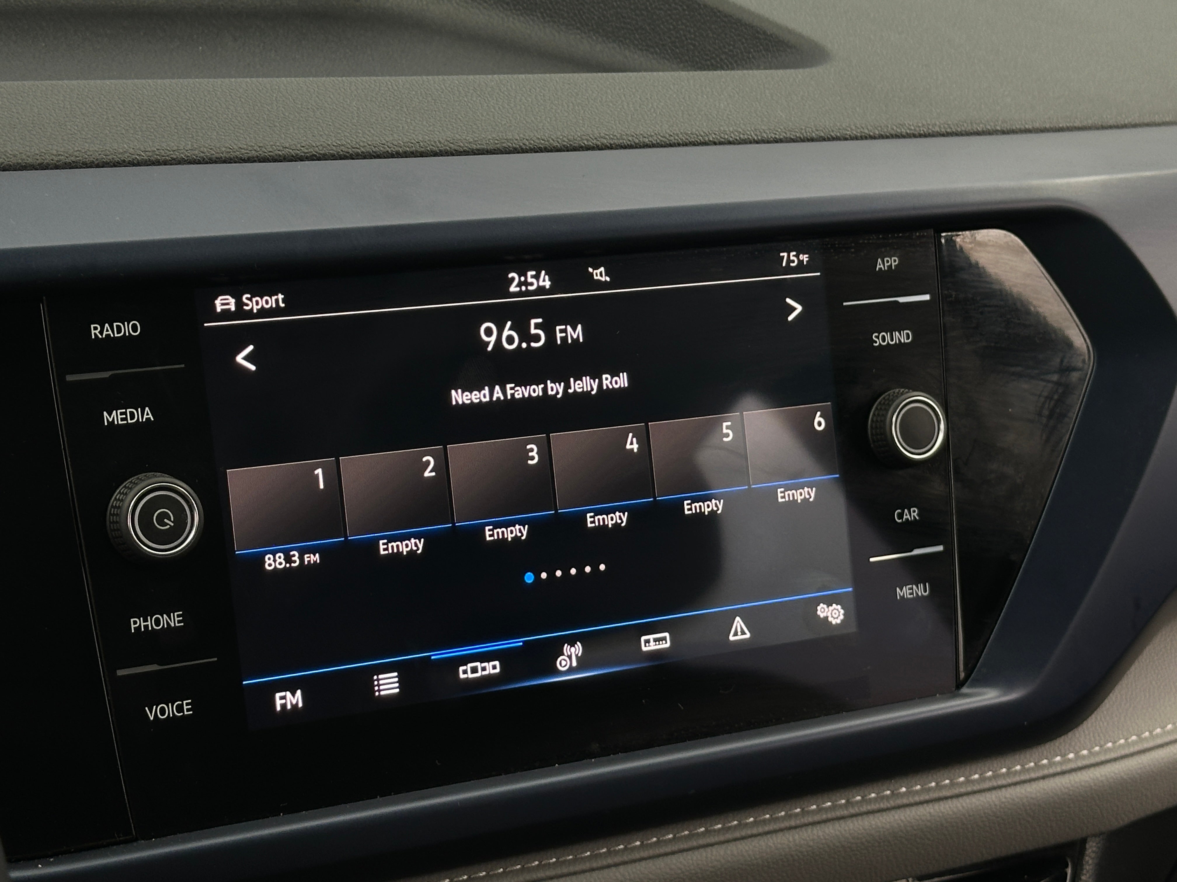 2024 Volkswagen Taos SE 3