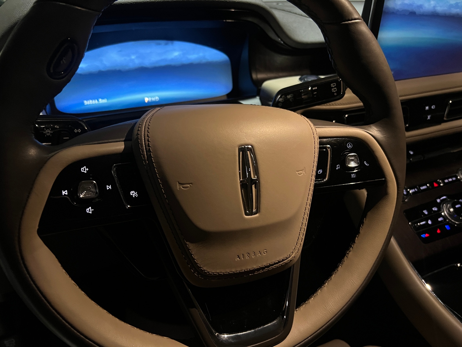 Thumbnail: 2022 Lincoln Aviator - 4