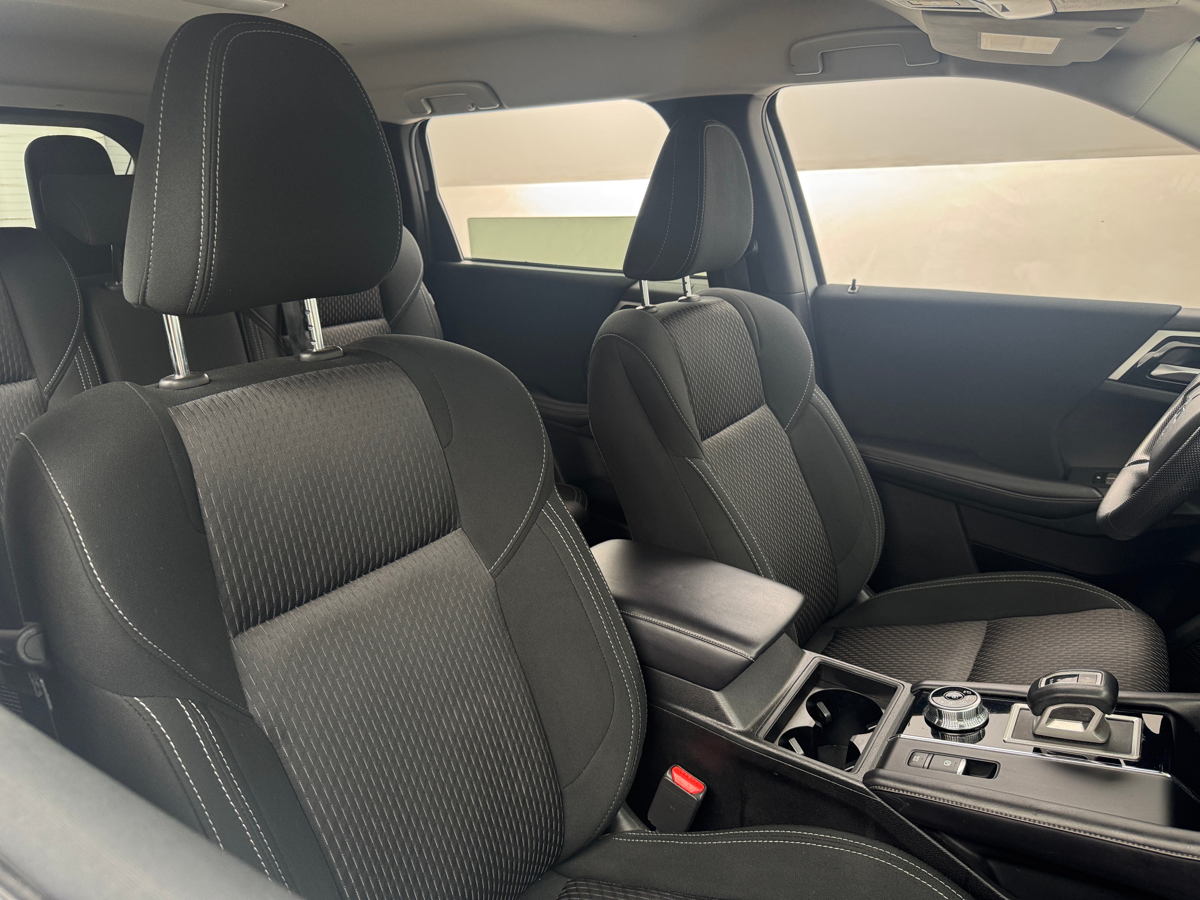 2023 Mitsubishi Outlander ES 2