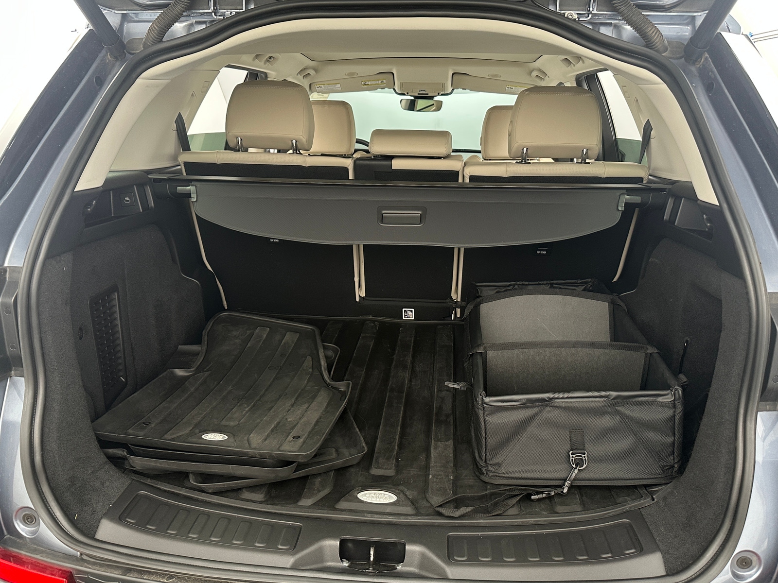 Thumbnail: 2023 Land Rover Discovery Sport - 7