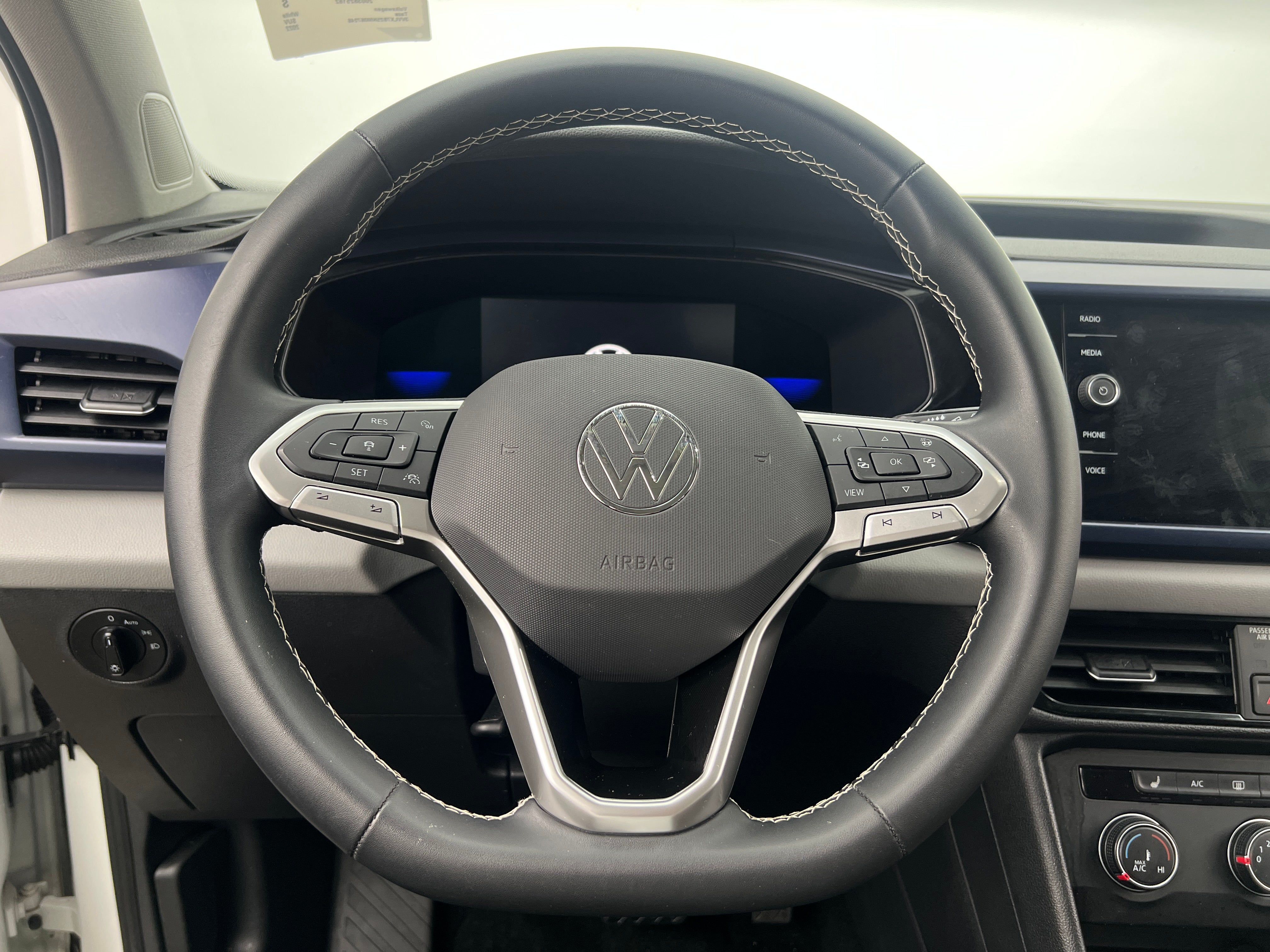 2022 Volkswagen Taos SE 4