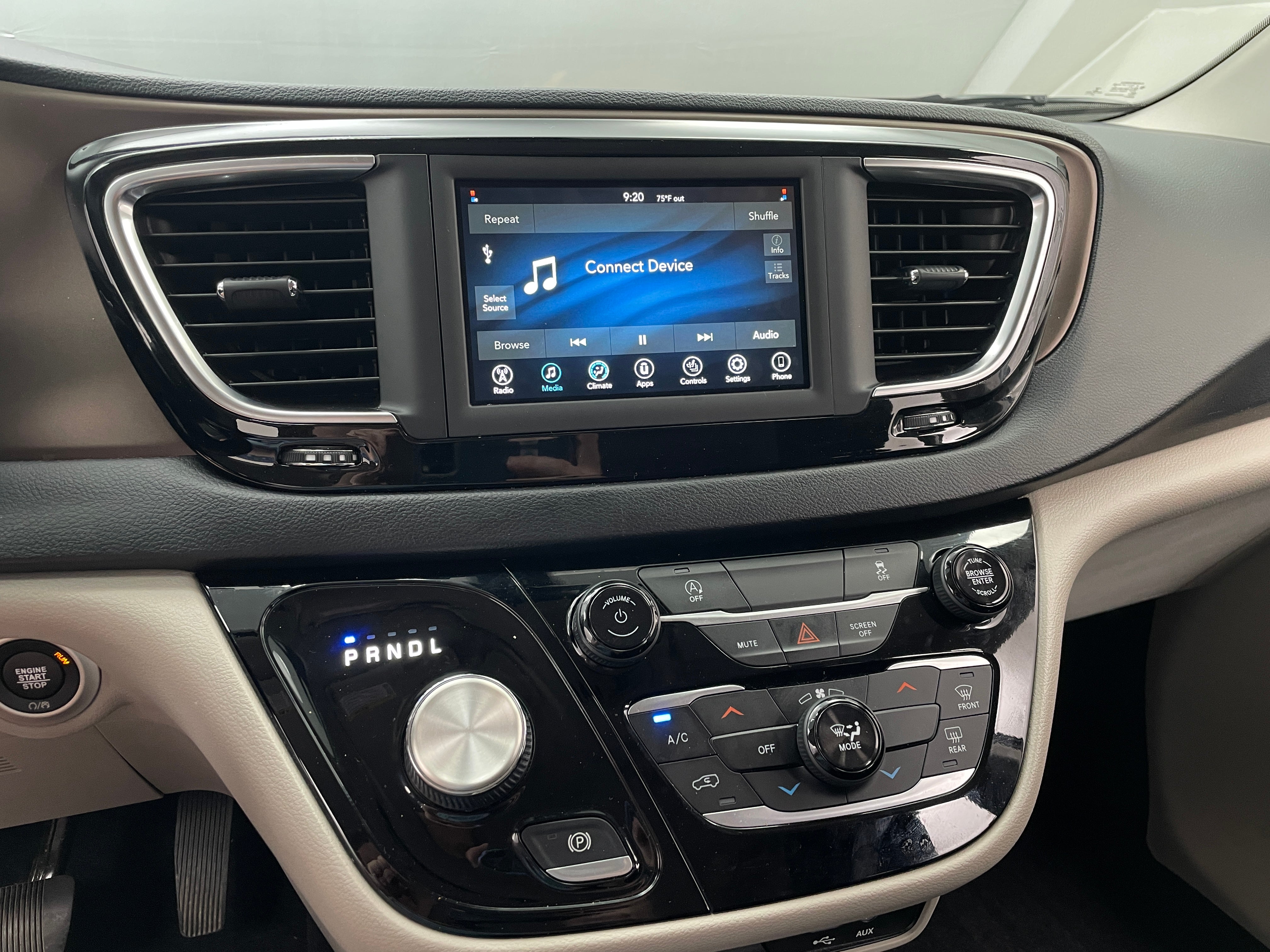 2020 Chrysler Voyager LX 4