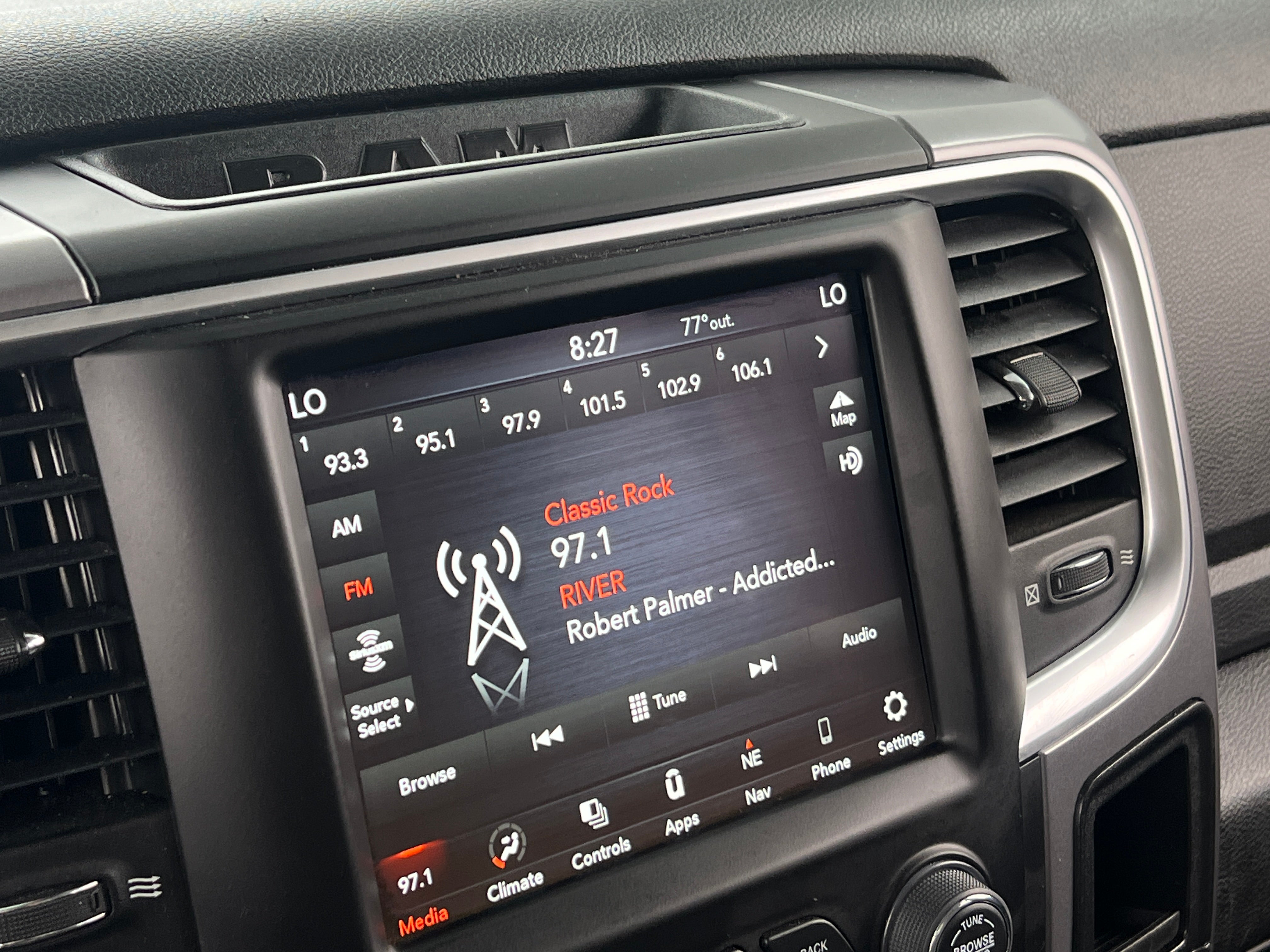 2023 RAM 1500 Classic SLT 4