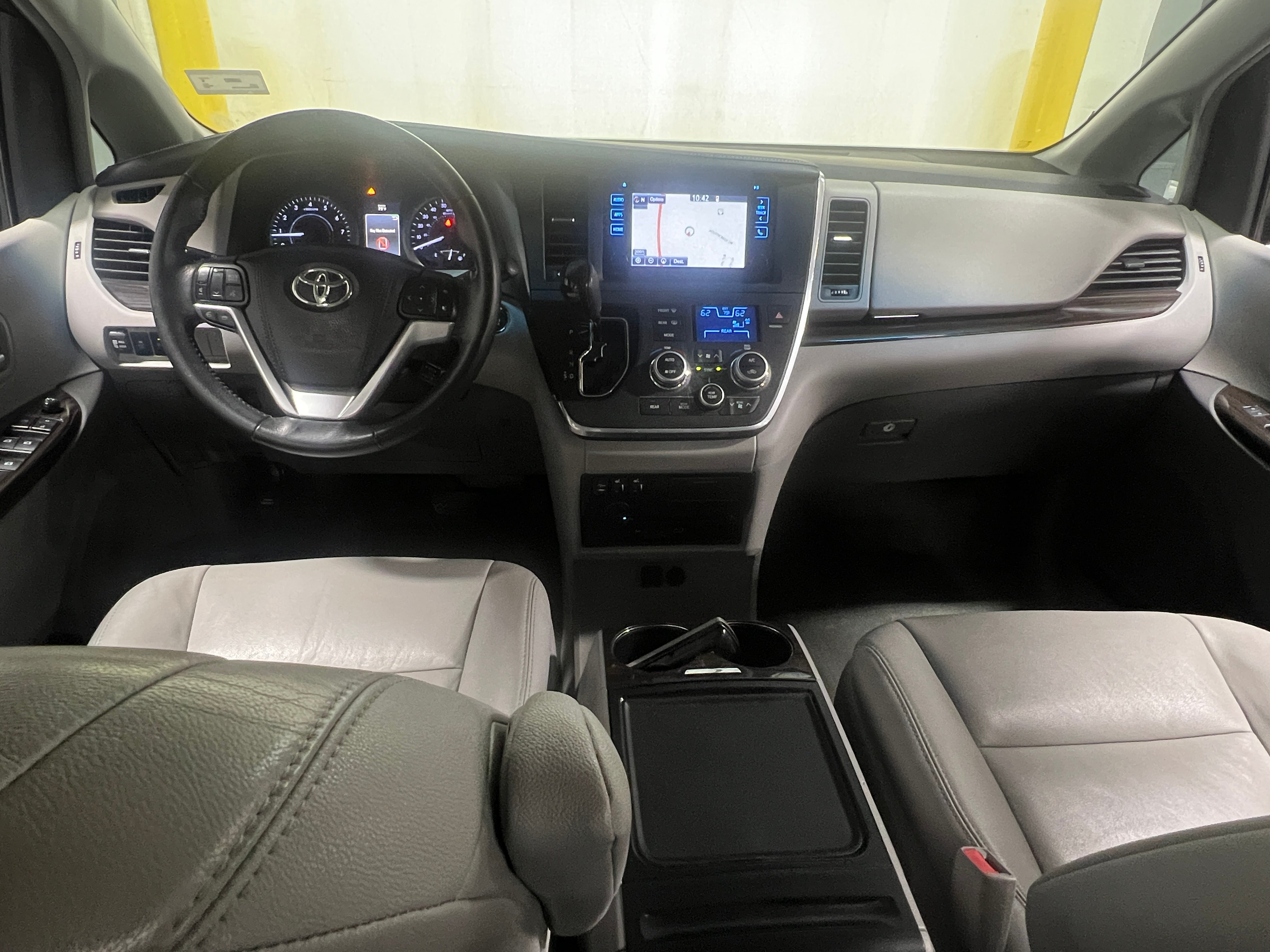 2017 Toyota Sienna XLE 2
