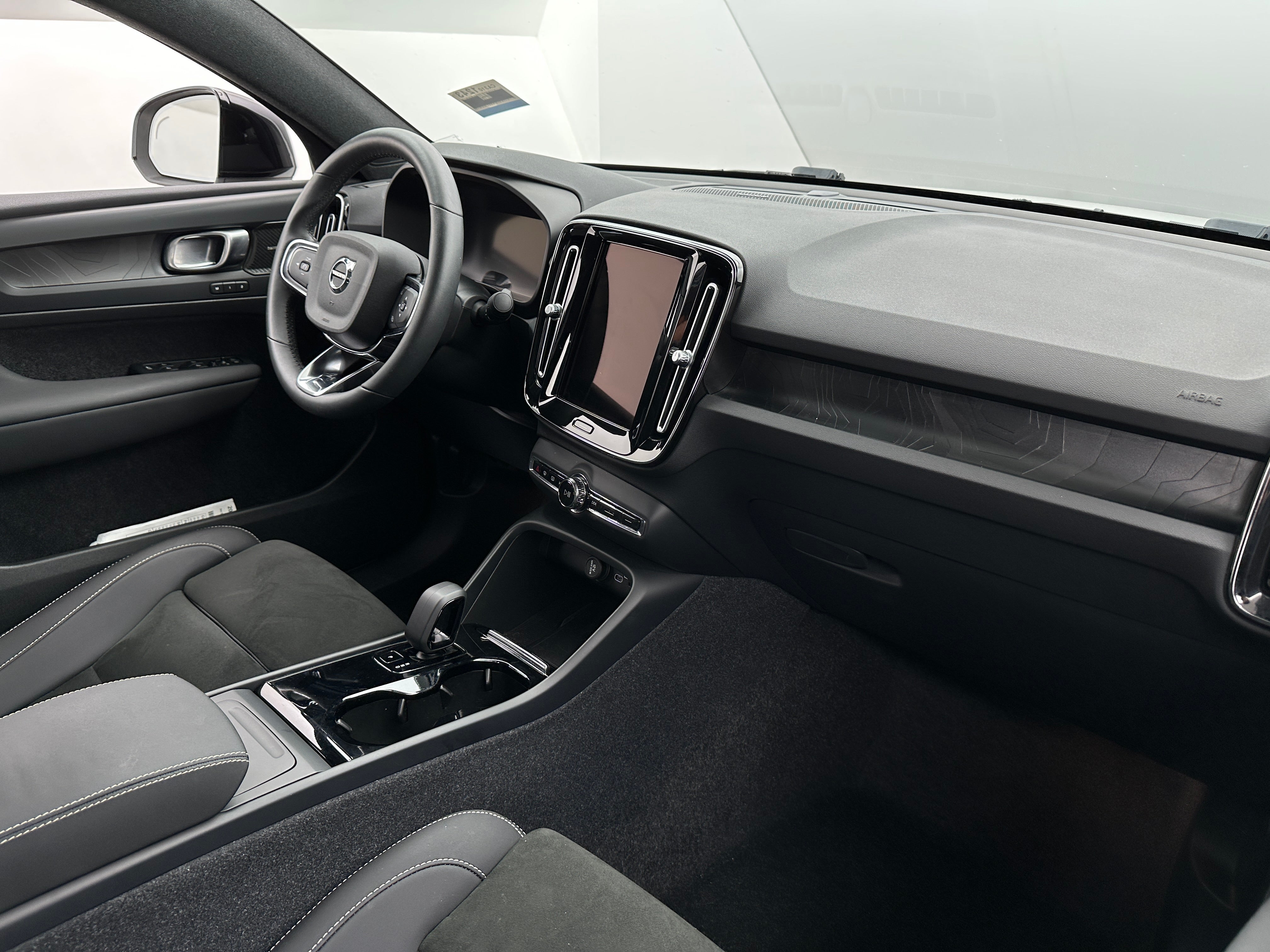 Thumbnail: 2023 Volvo C40 - 3