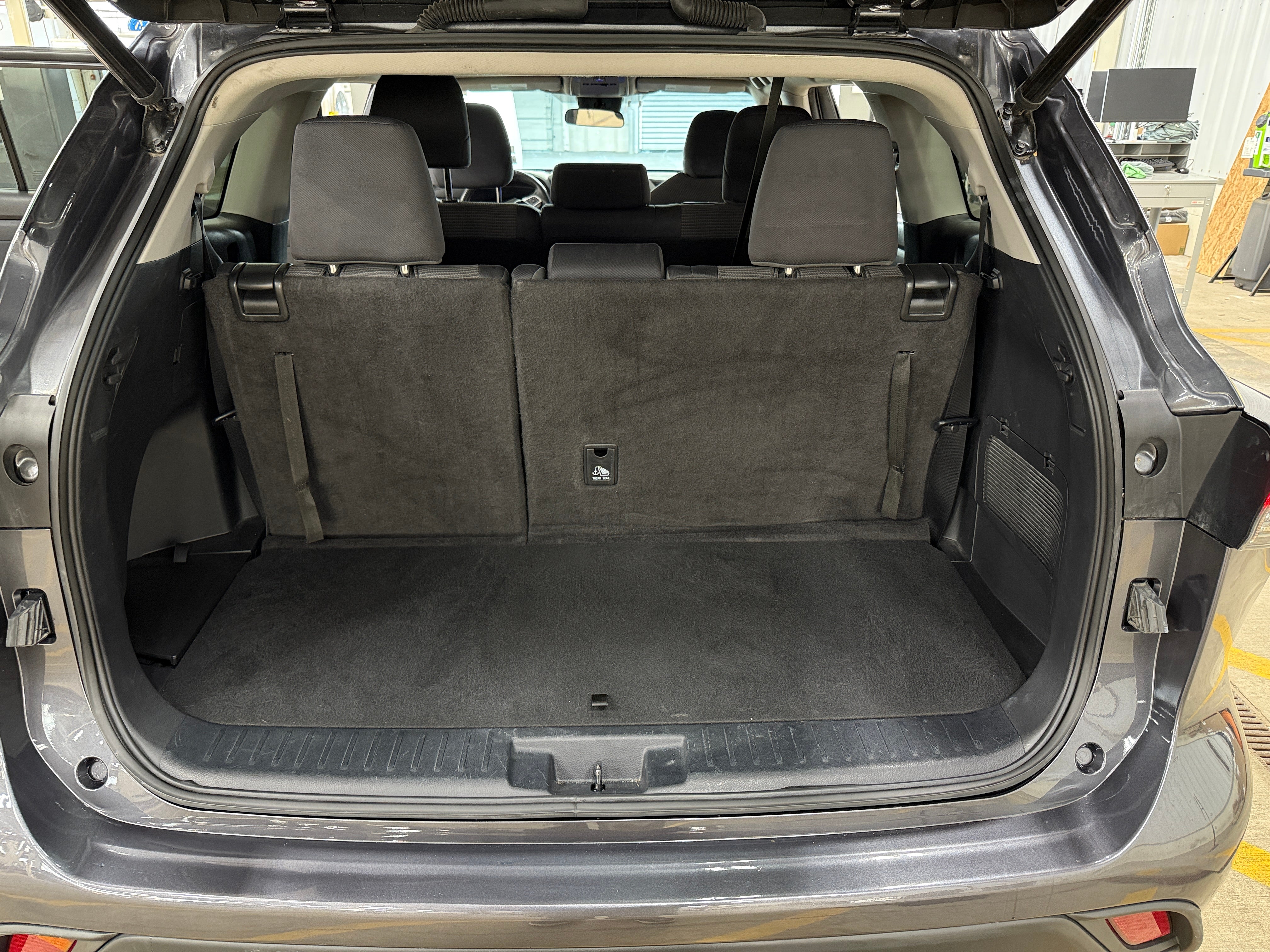 2023 Toyota Highlander LE 7