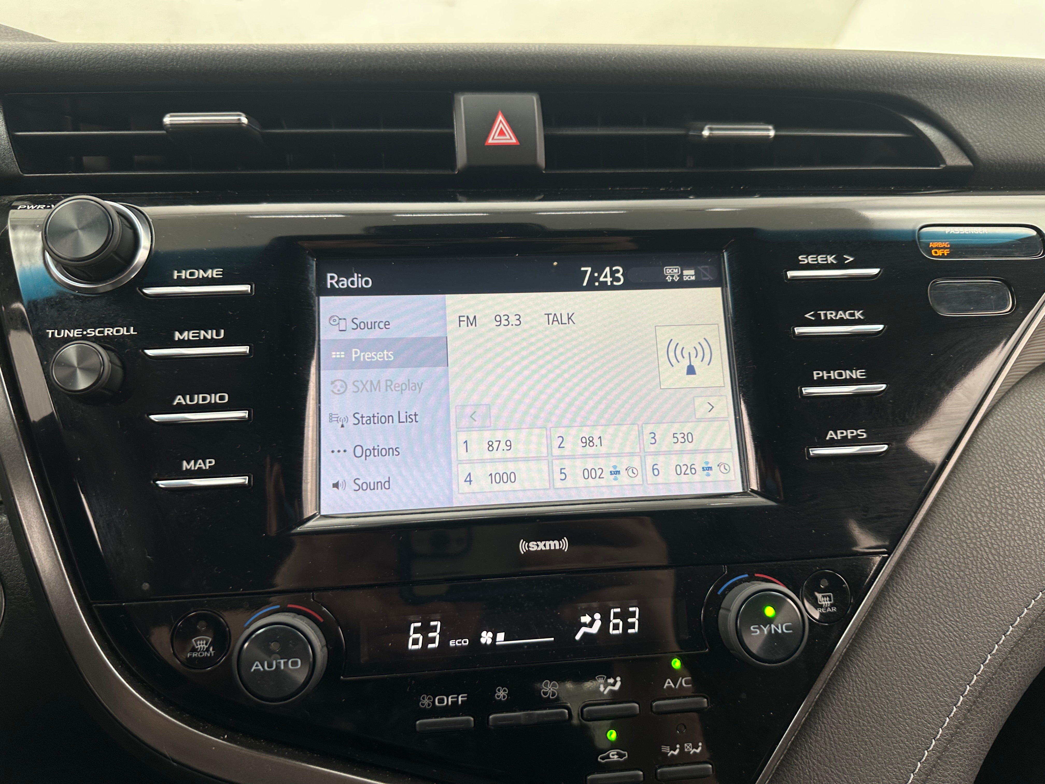 2020 Toyota Camry SE 3