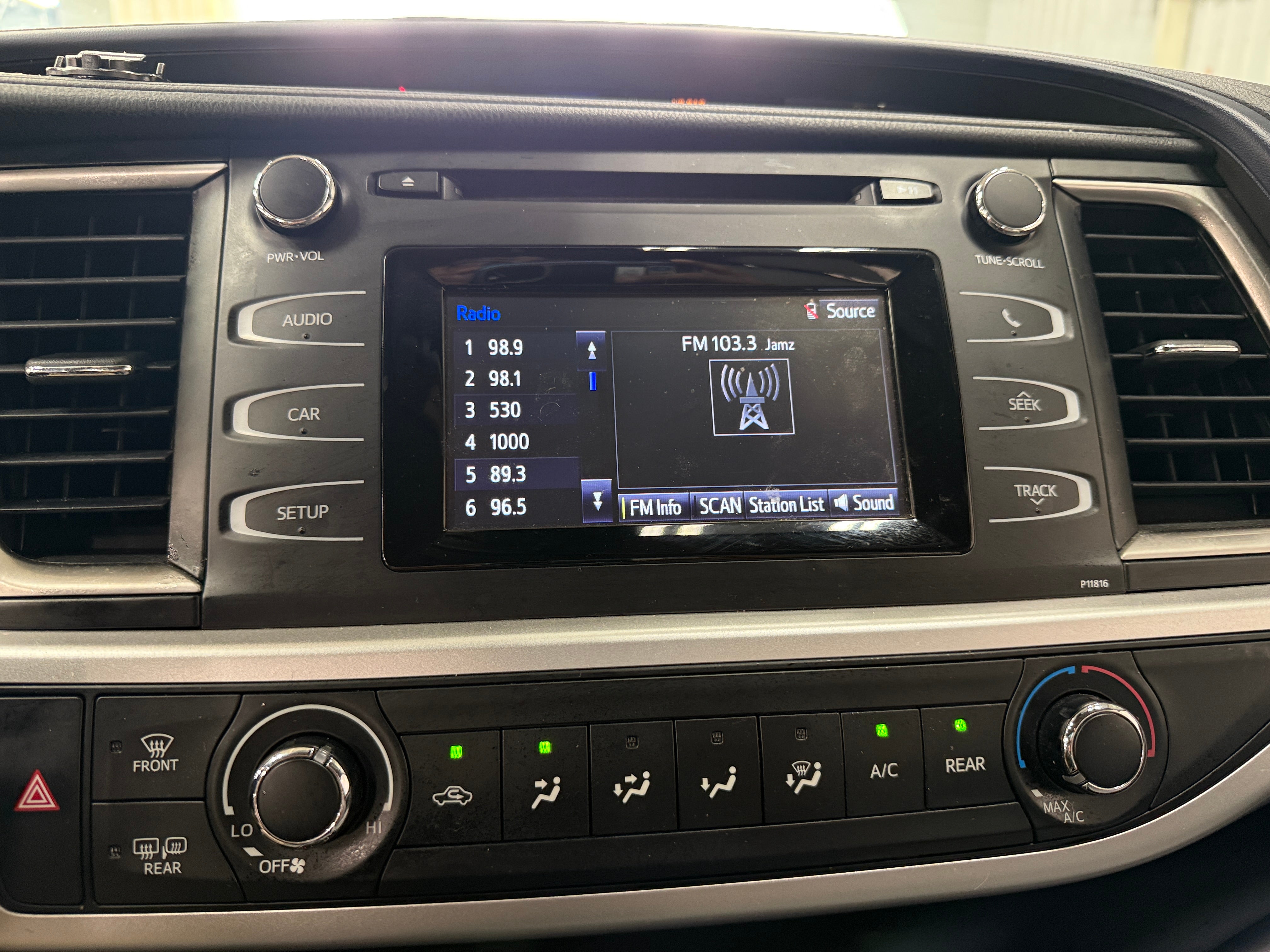 2019 Toyota Highlander LE 4