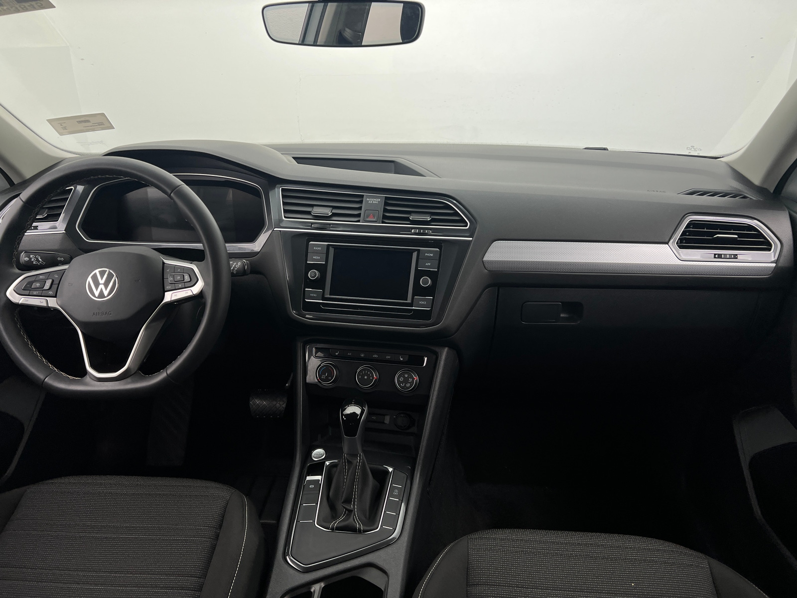 Thumbnail: 2023 Volkswagen Tiguan - 3