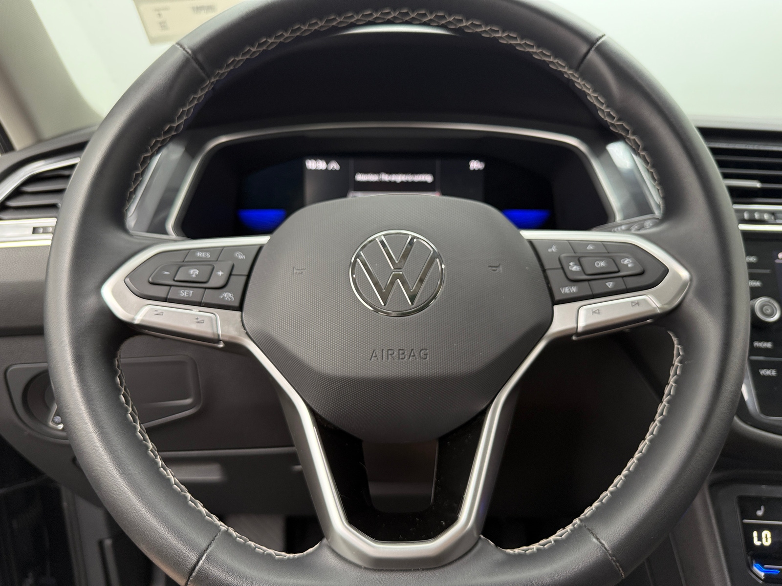 Thumbnail: 2022 Volkswagen Tiguan - 4