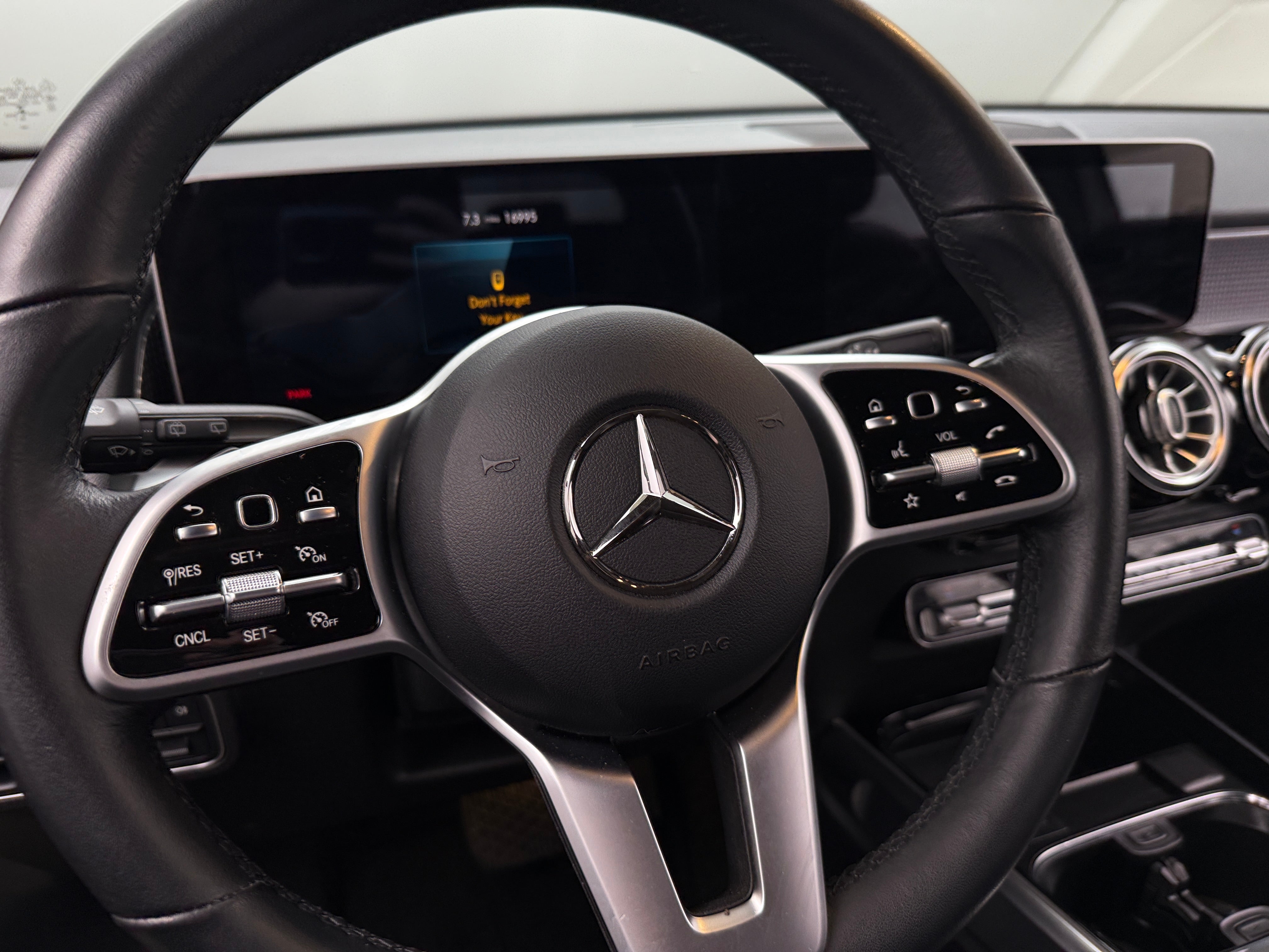 Thumbnail: 2021 Mercedes-Benz GLB - 4