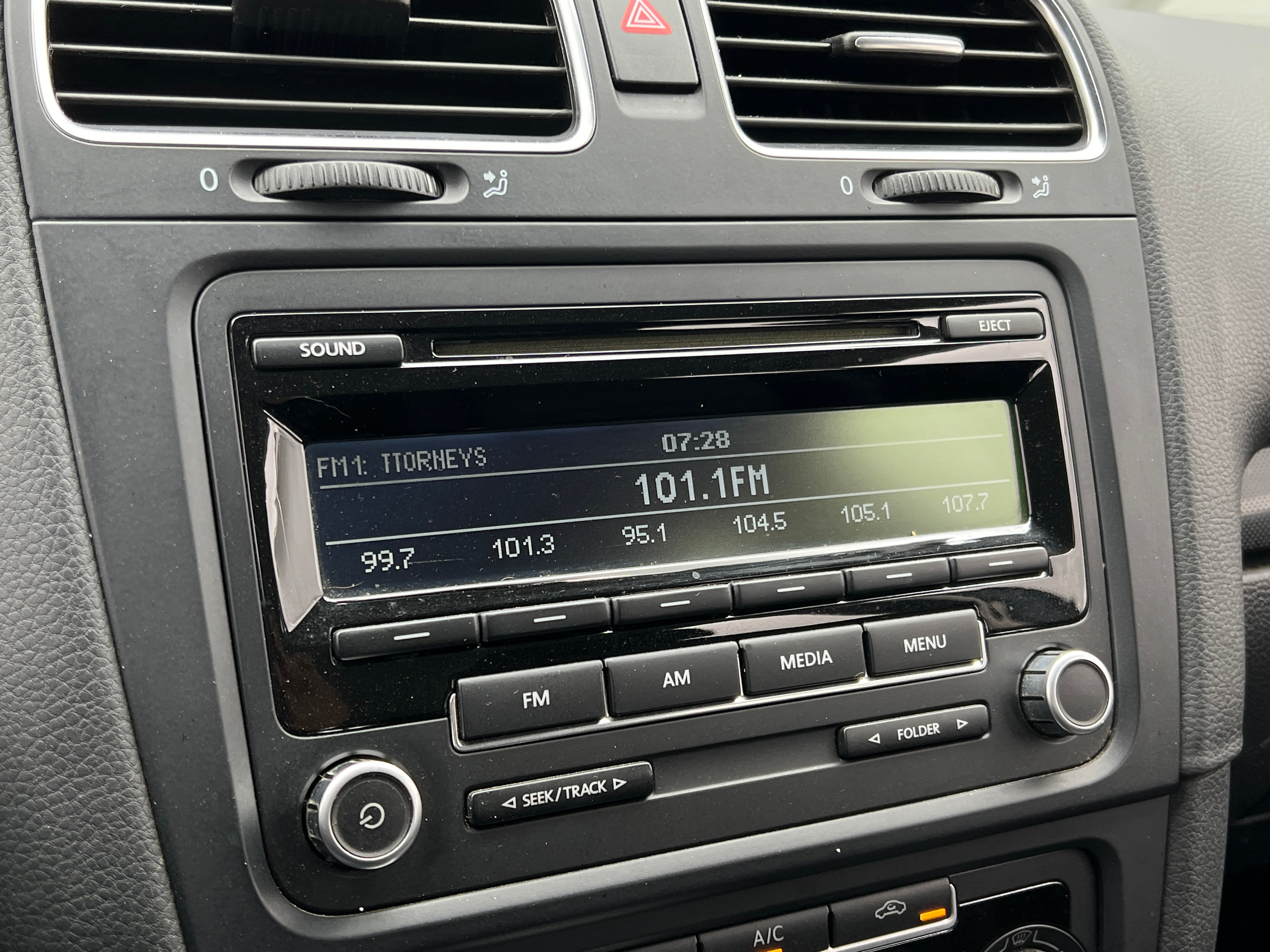 2013 Volkswagen Jetta Sportwagen S 4