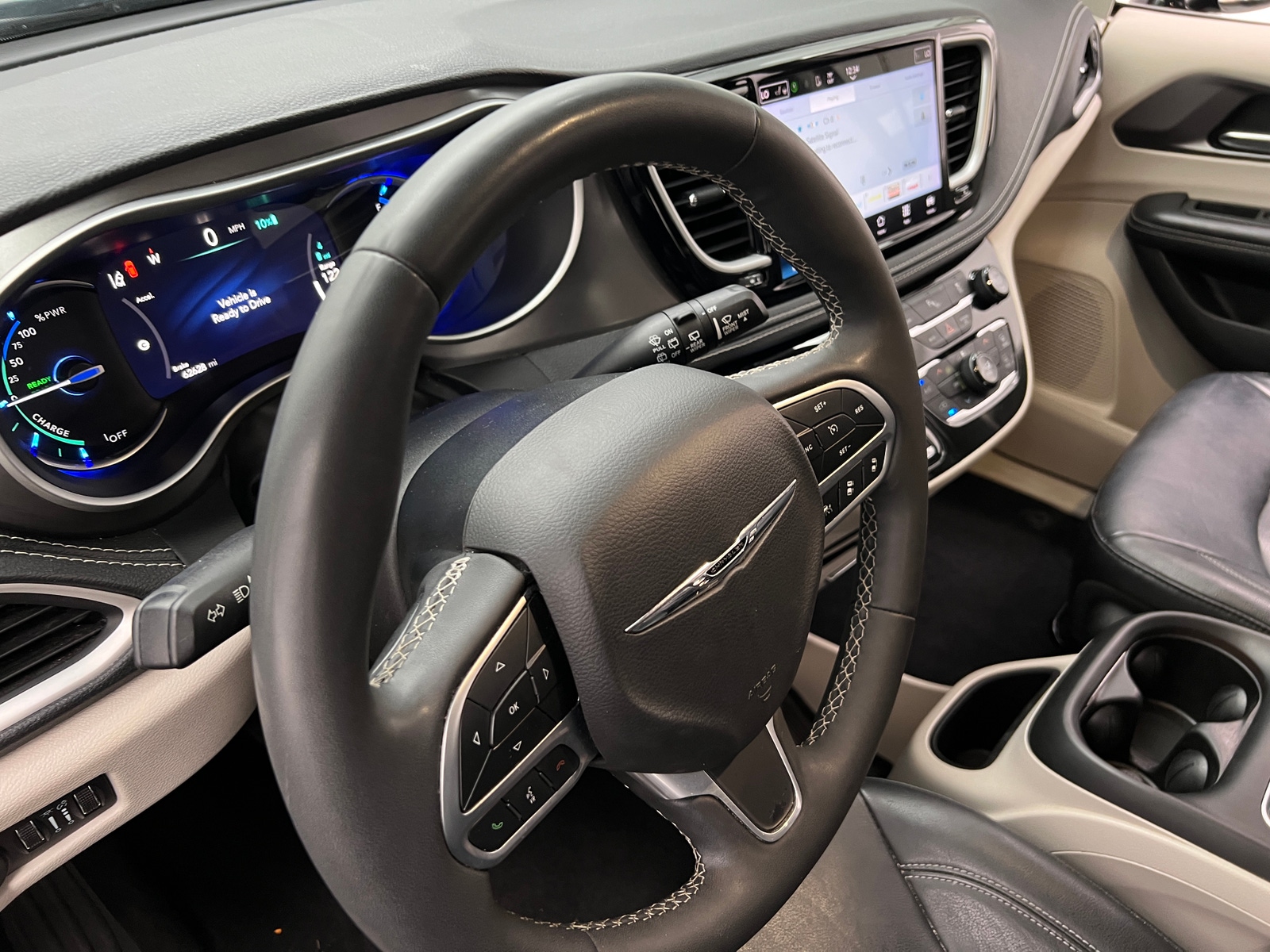 Thumbnail: 2022 Chrysler Pacifica - 4