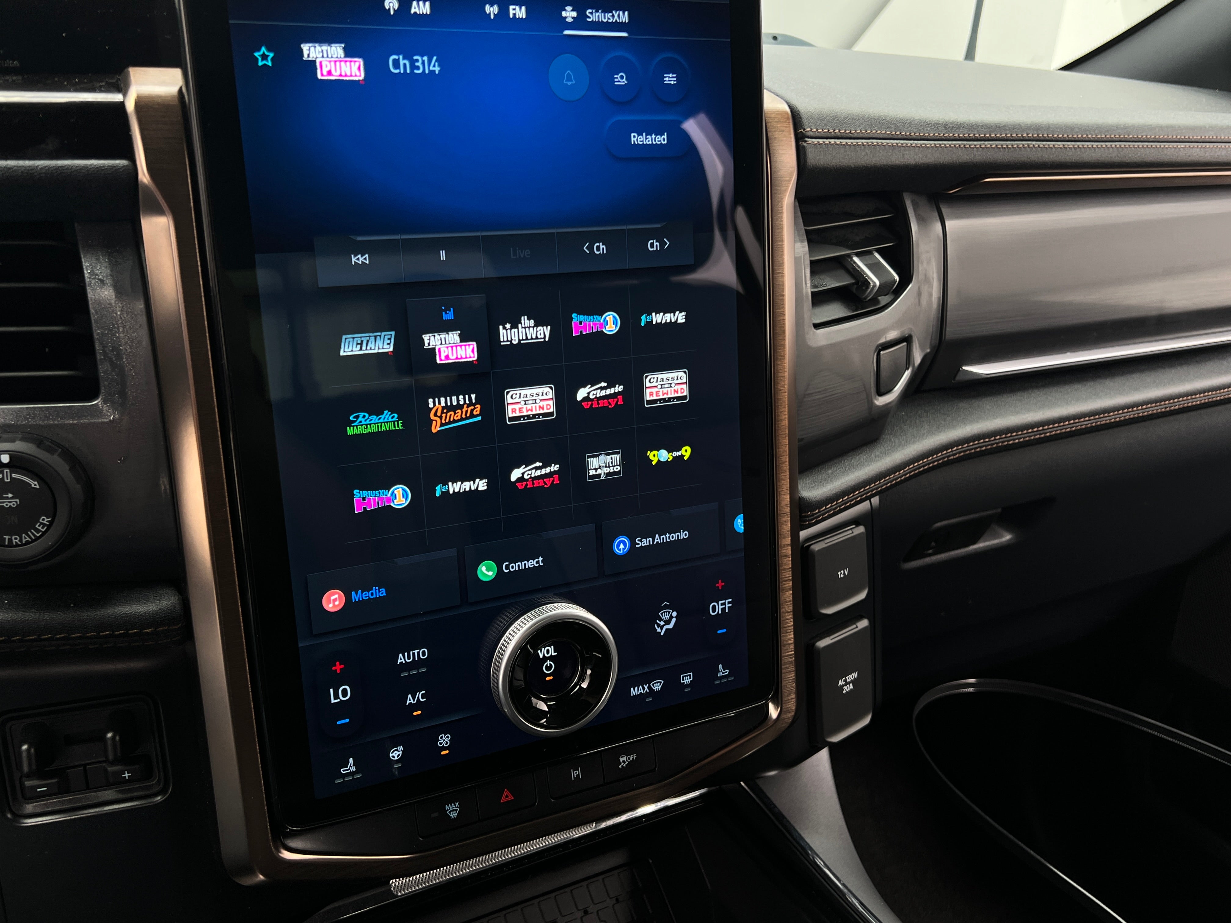 2023 Ford F-150 Lightning Lariat 3