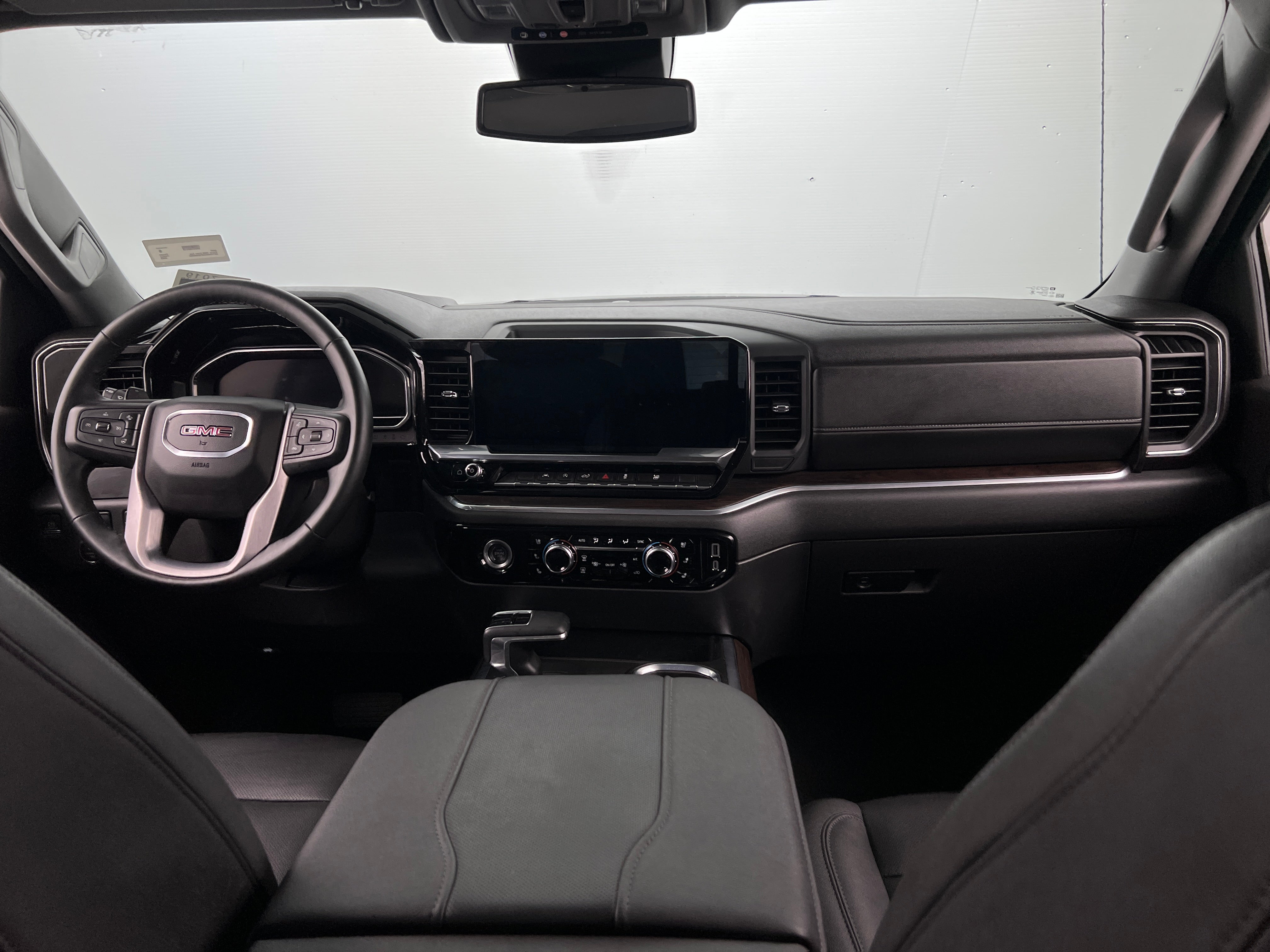 2023 GMC Sierra 1500 SLT 2